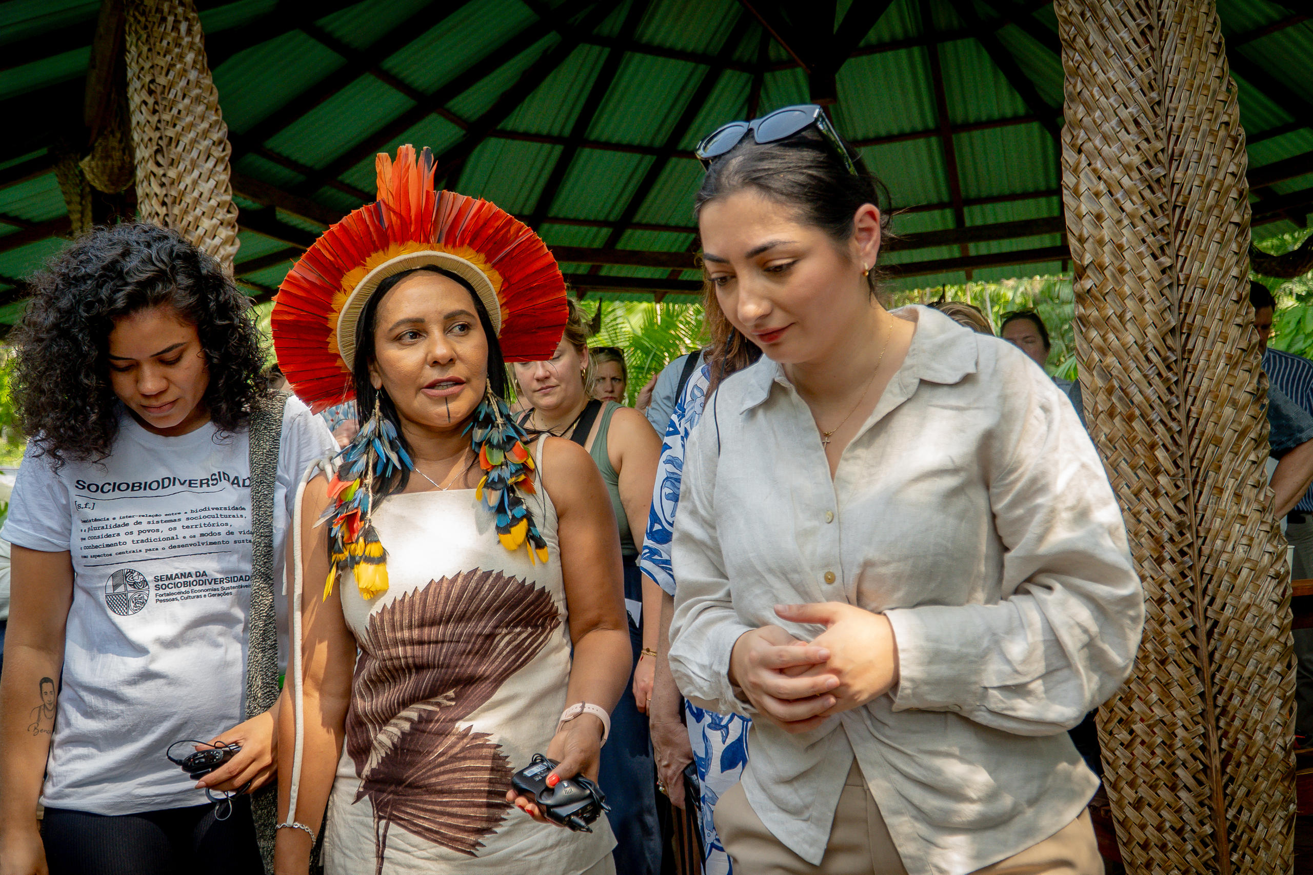 Foto von Ministerin Alabali Radovan mit einer indigenen Person.