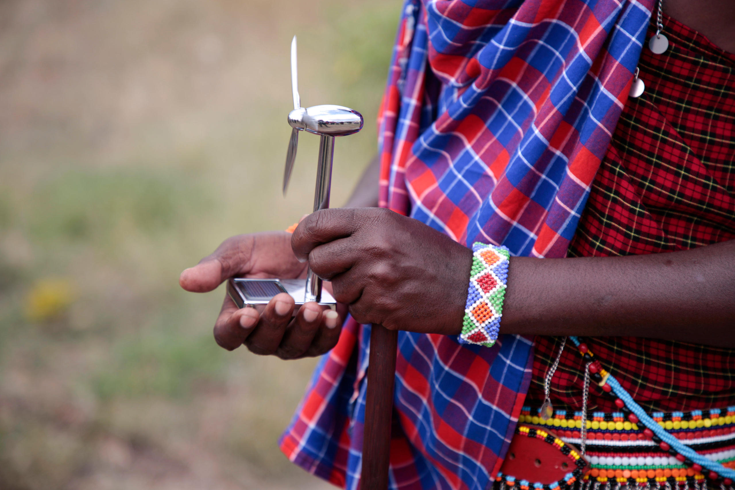 Hand mit dem Modell von einem Solarwindrad