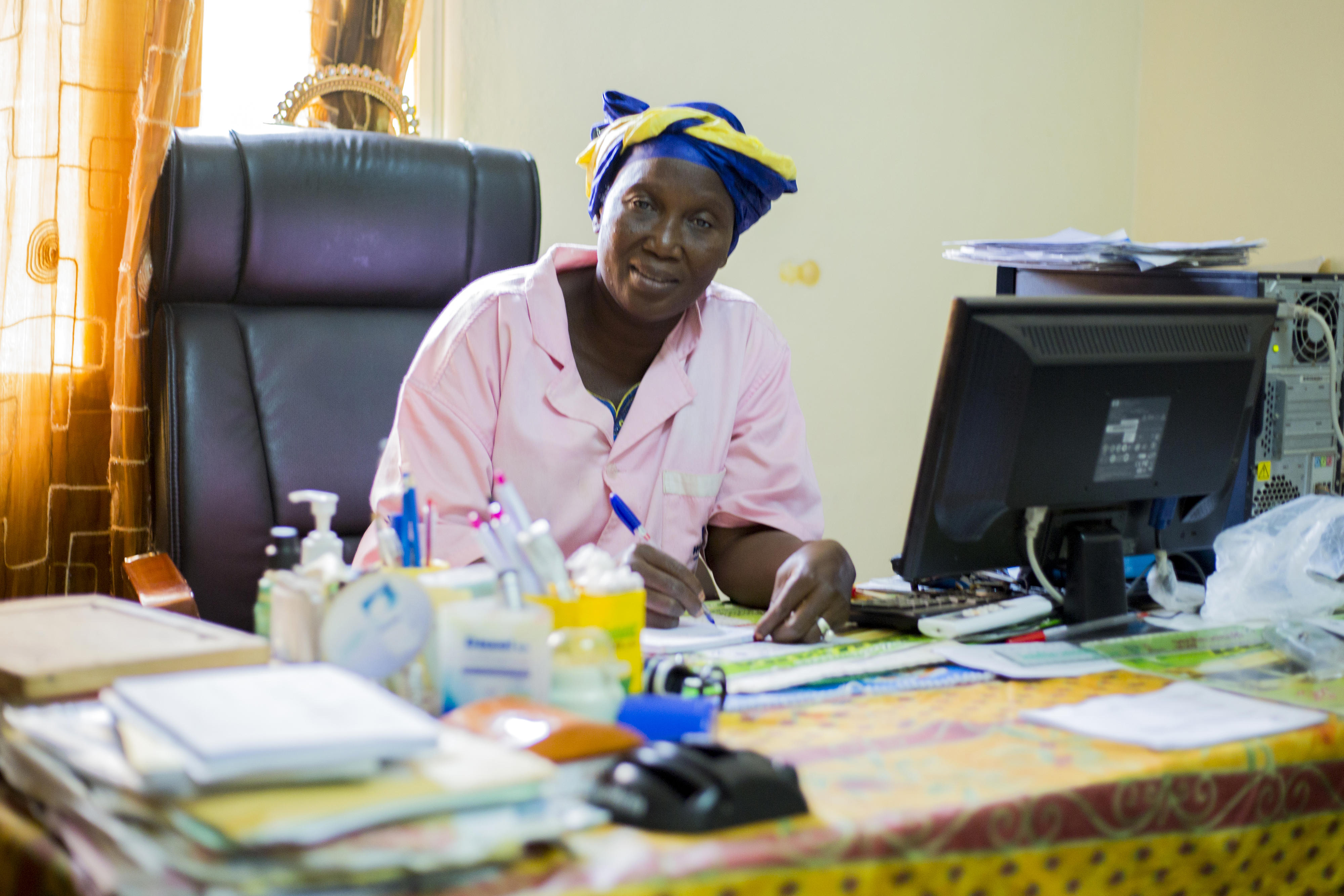 Symbolic image: Foto of a woman working at her desk.