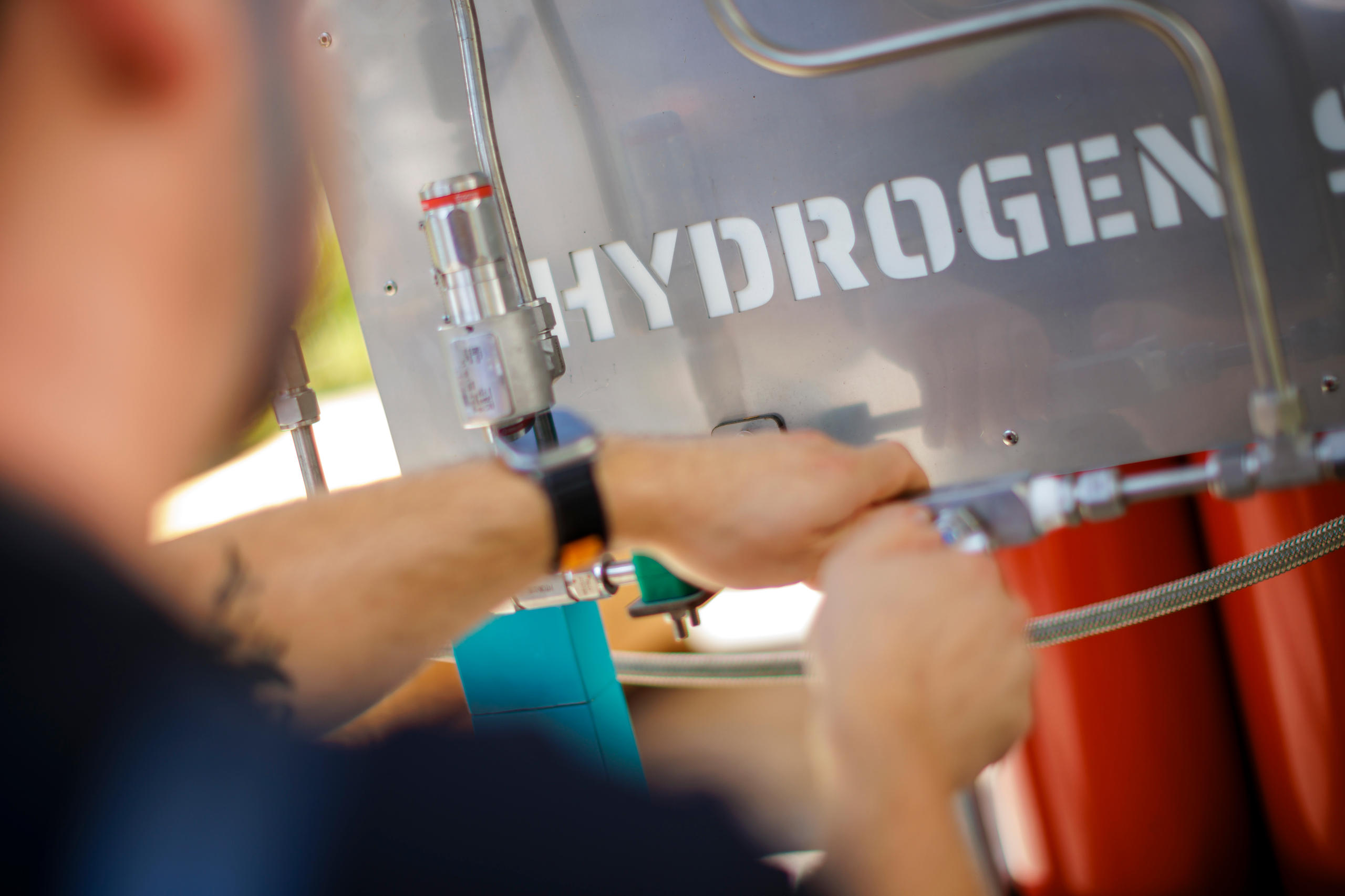 Das Wort "Hydrogen" steht auf einer silbernen Box