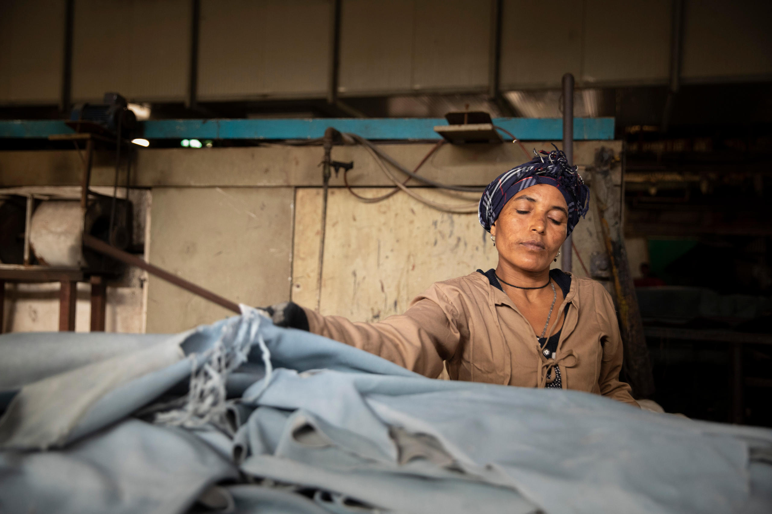 Foto von einer Frau, die mit Stoff arbeitet.