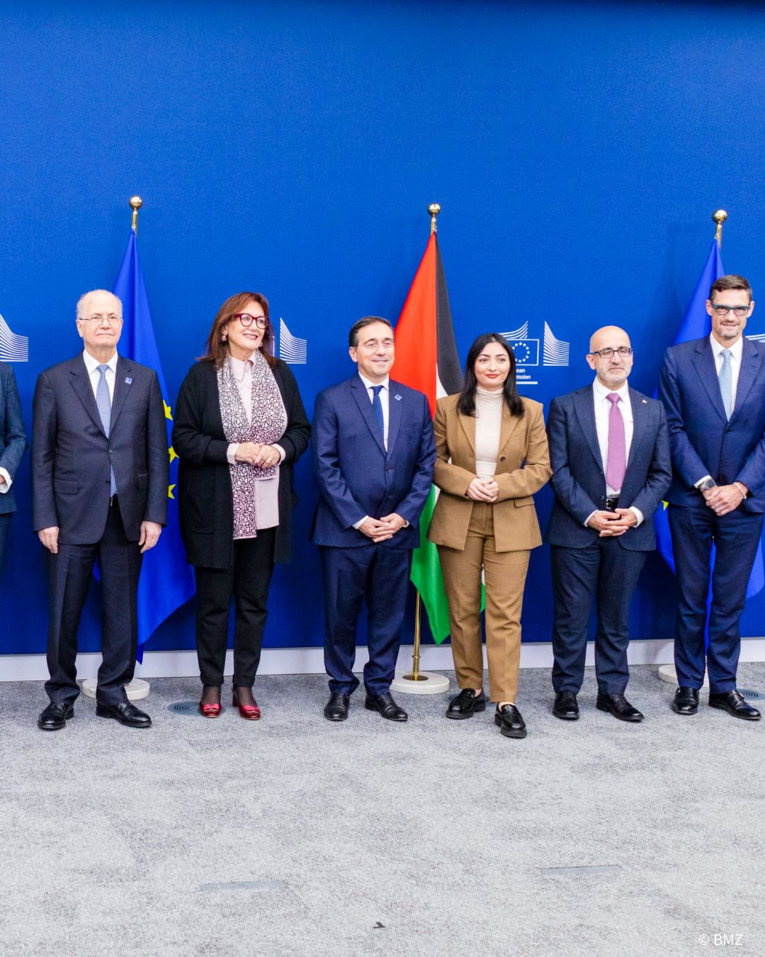 Ministerinnen und Minister verschiedener Länder stehen in einer Reihe