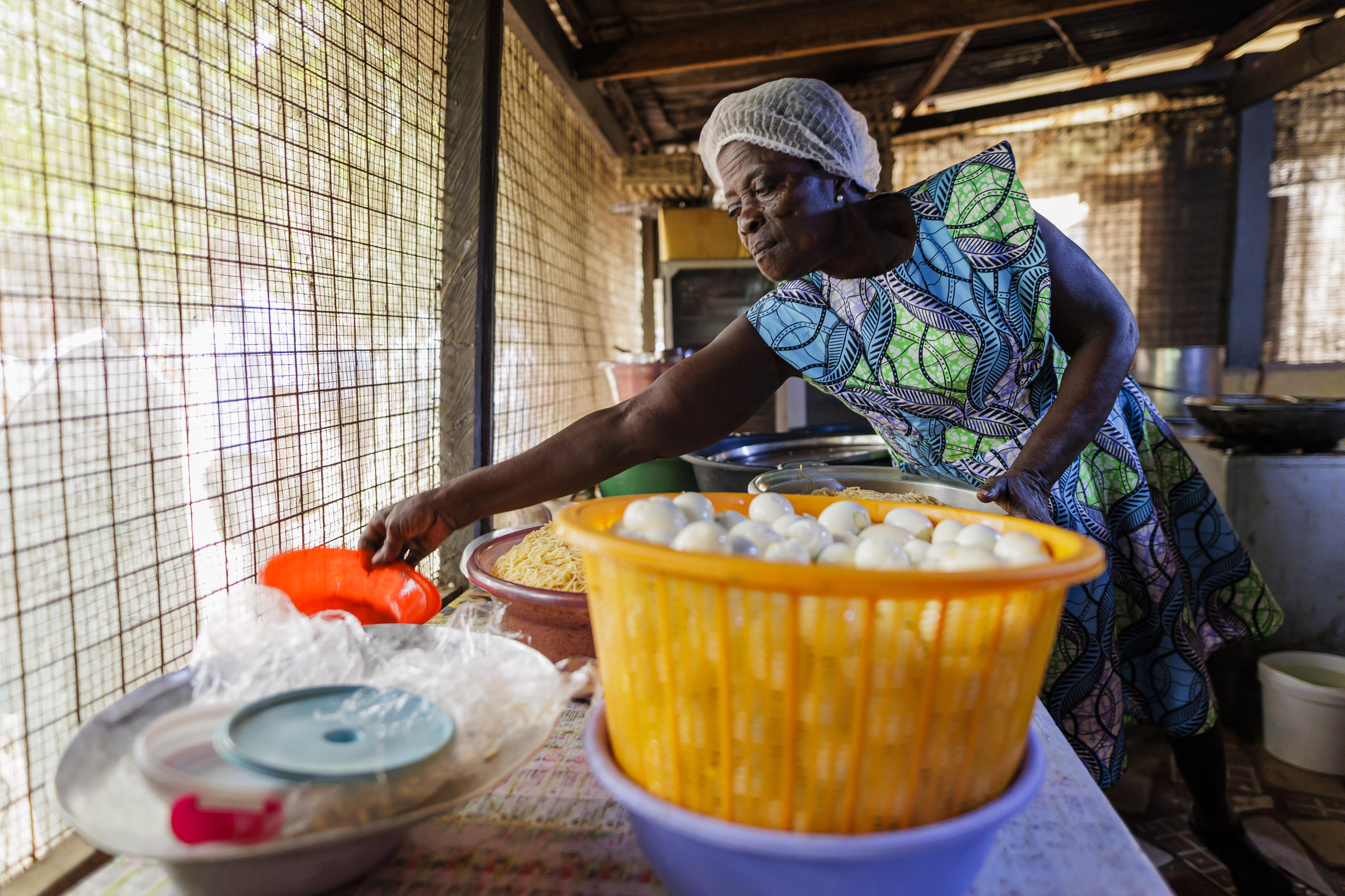 Foto von einer Frau, die Essen zubereitet.