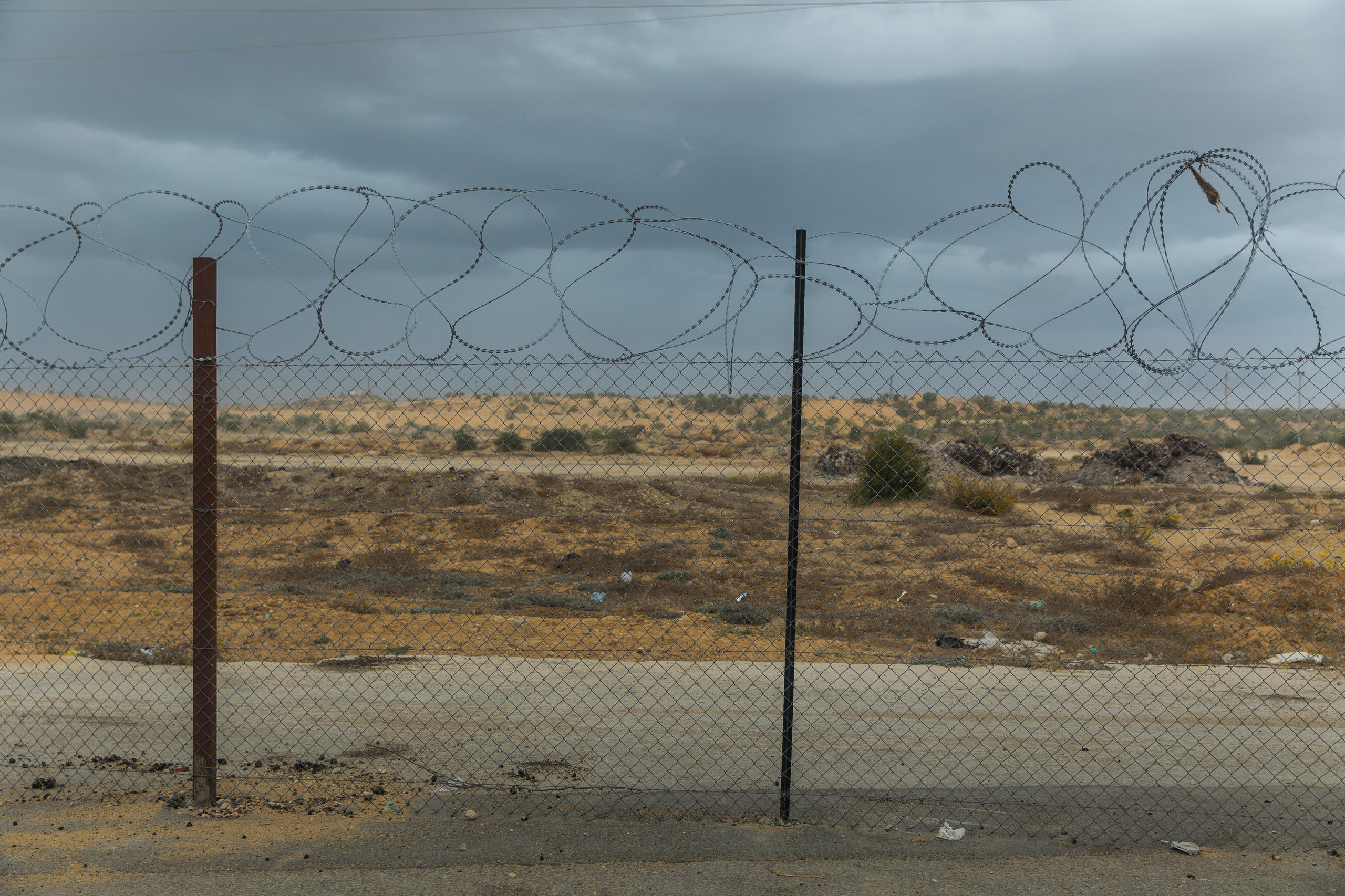 Foto von einem Stacheldrahtzaun.