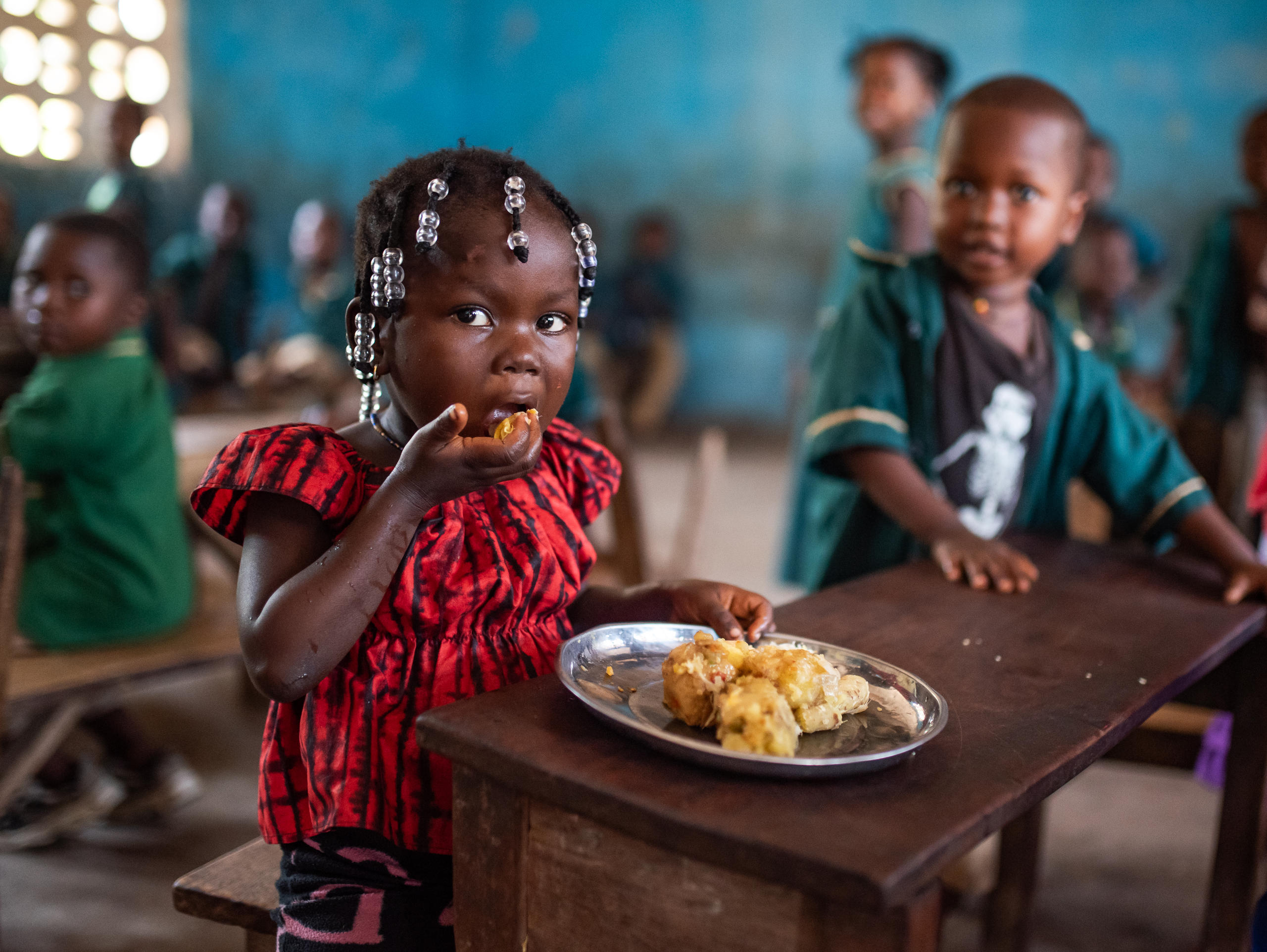 Ein kleines Mädchen in Sierra Leone isst 