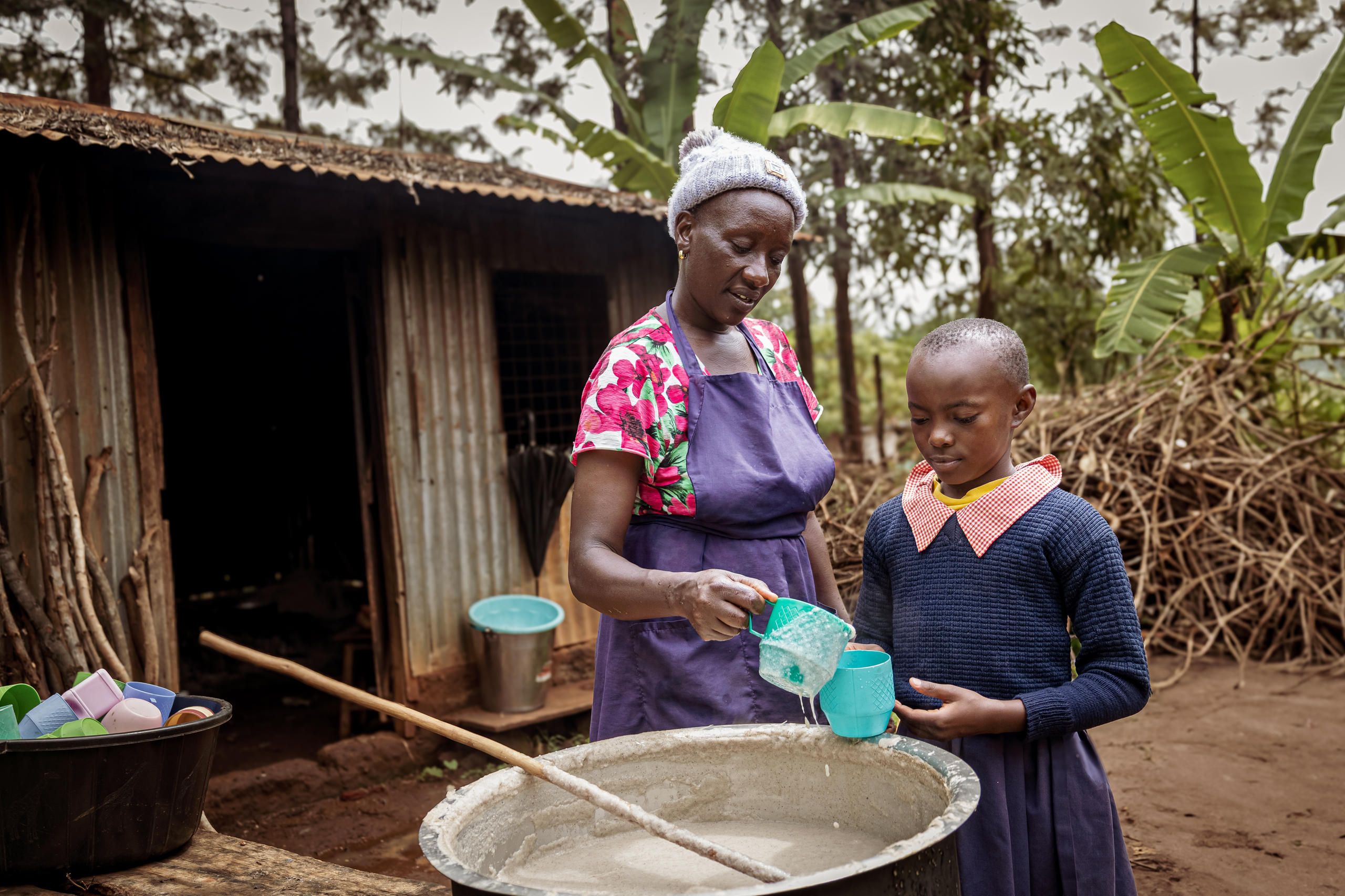 Ein junges Mädchen erhält ihr Mittagessen im Rahmen des Schulmahlzeitenprogramms