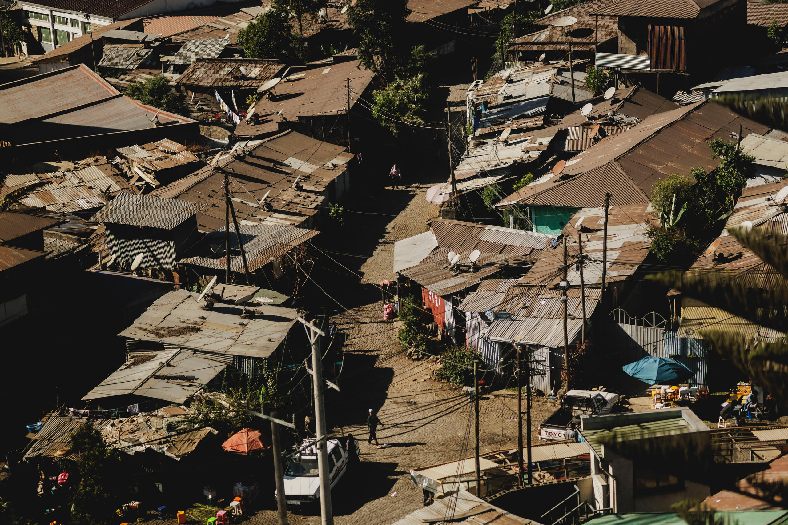 Foto von einer Straße mit Wellblechhütten.