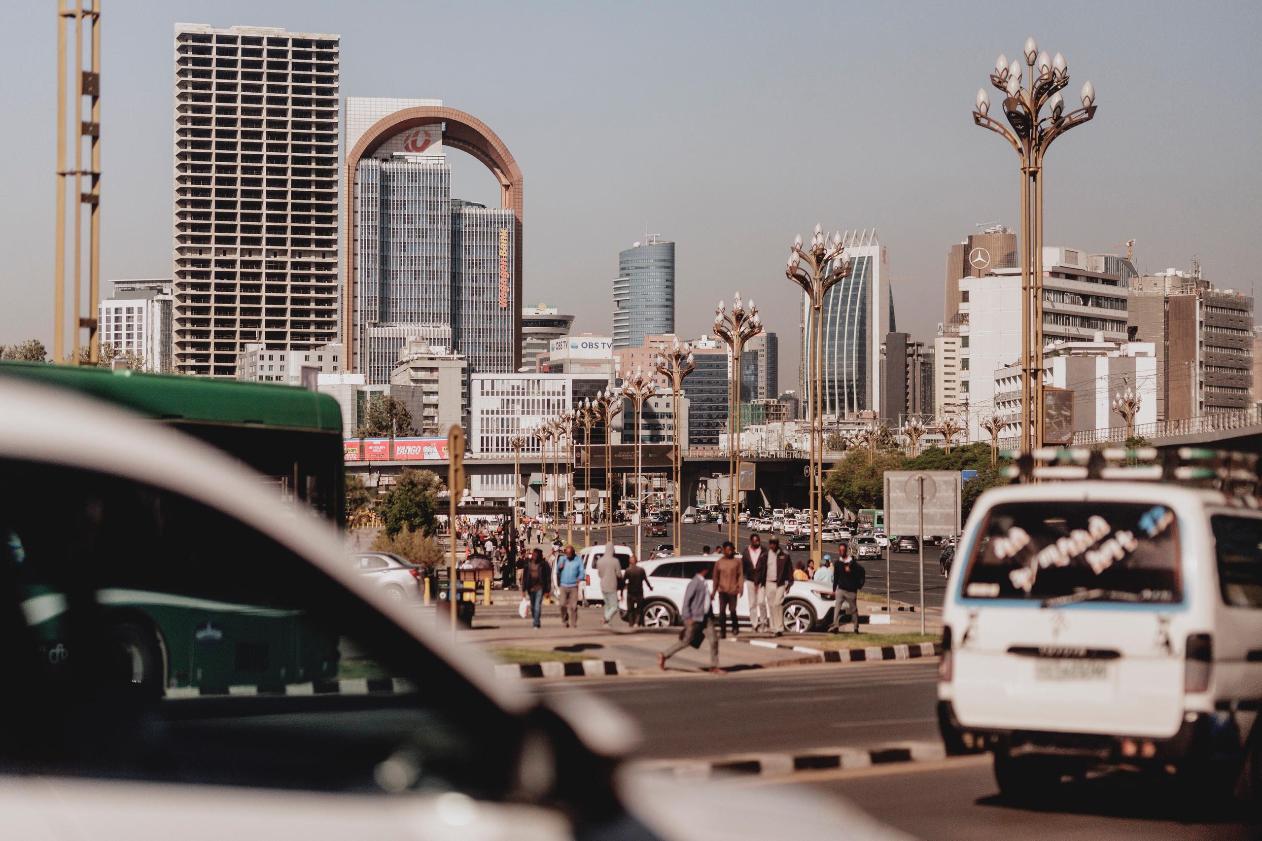 Foto einer Straße in einer Großstadt.