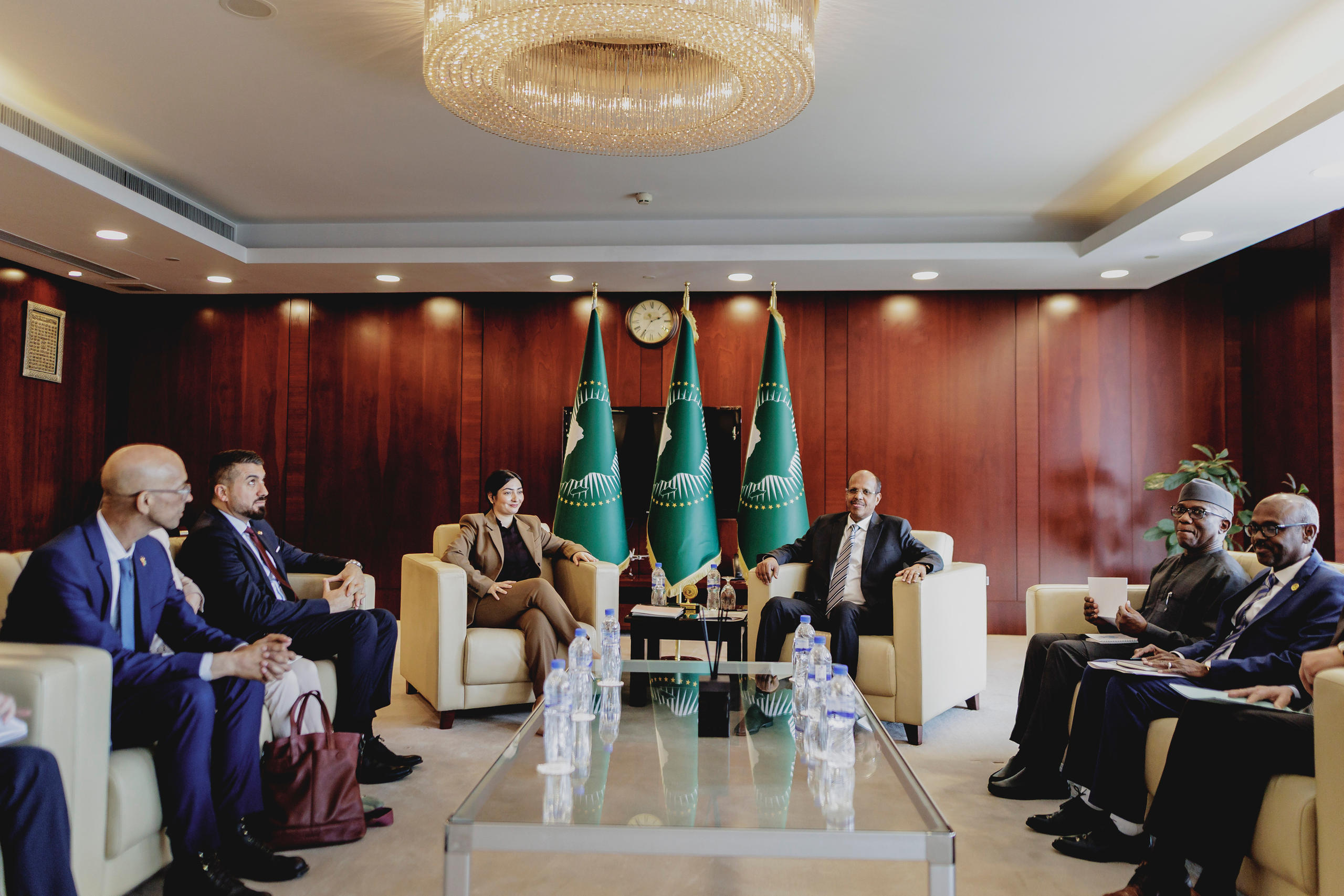 Bild von mehreren Menschen, die in Sesseln im Halbkreis sitzen.