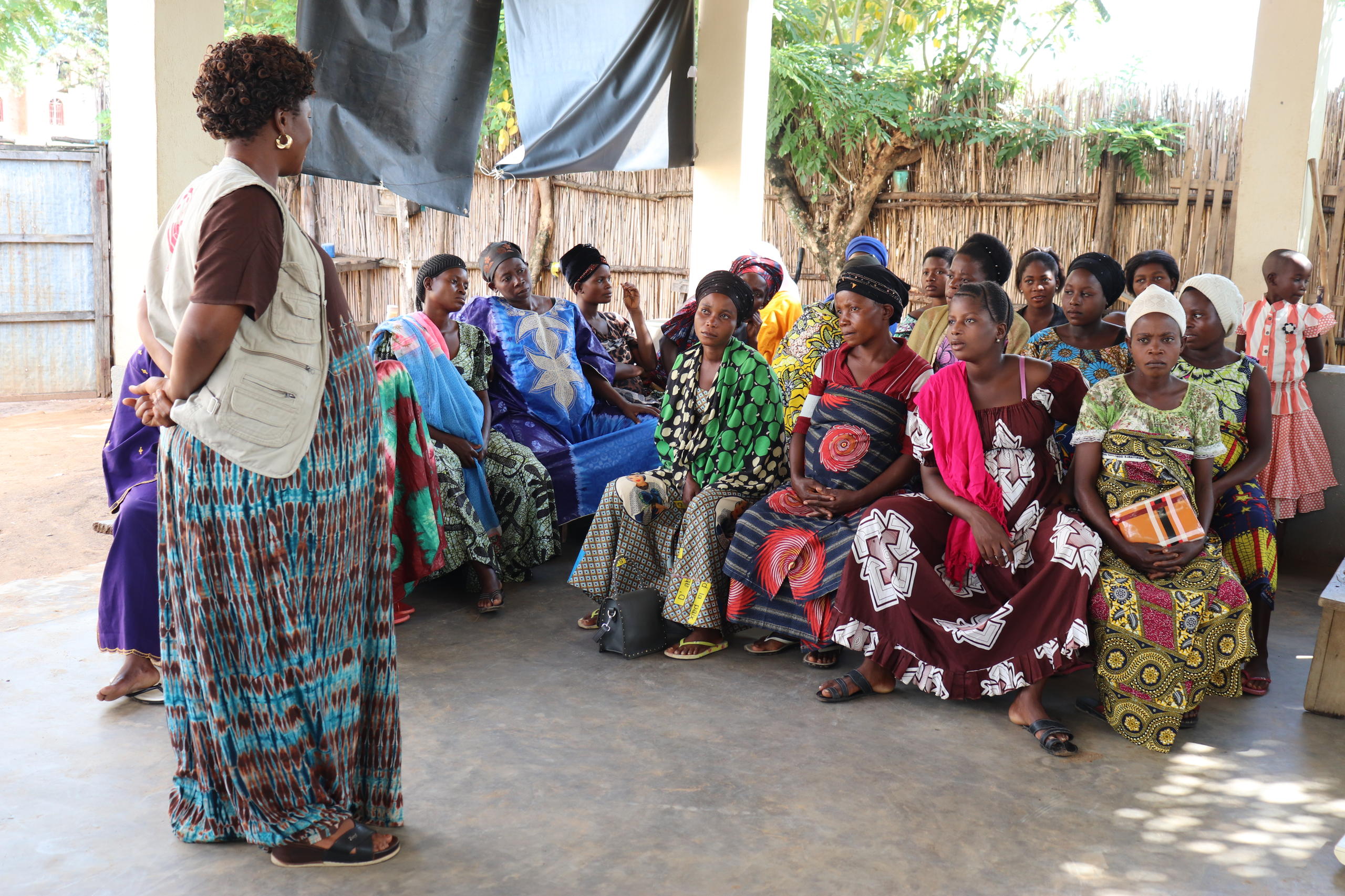 Foto von schwangeren Frauen, die einem Vortrag folgen.