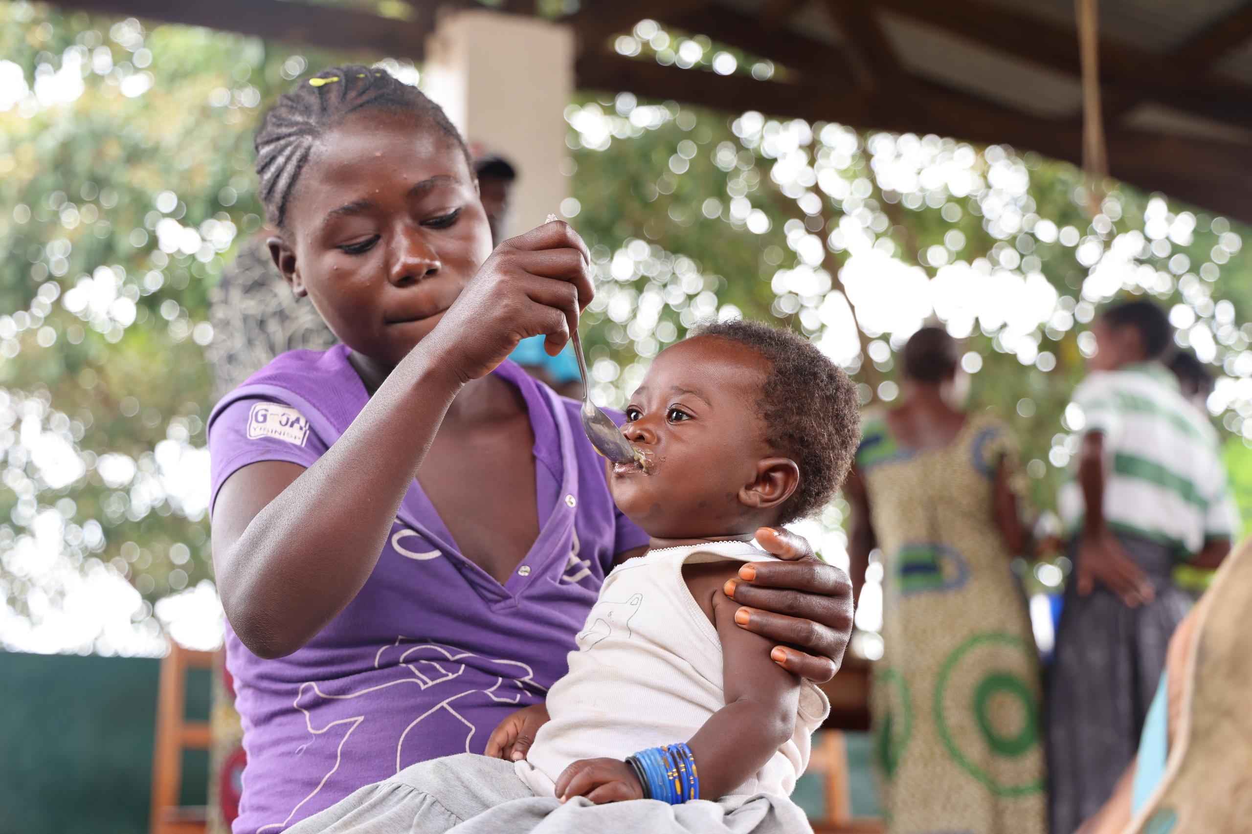 Foto von einer Mutter, die ihr Kind füttert.
