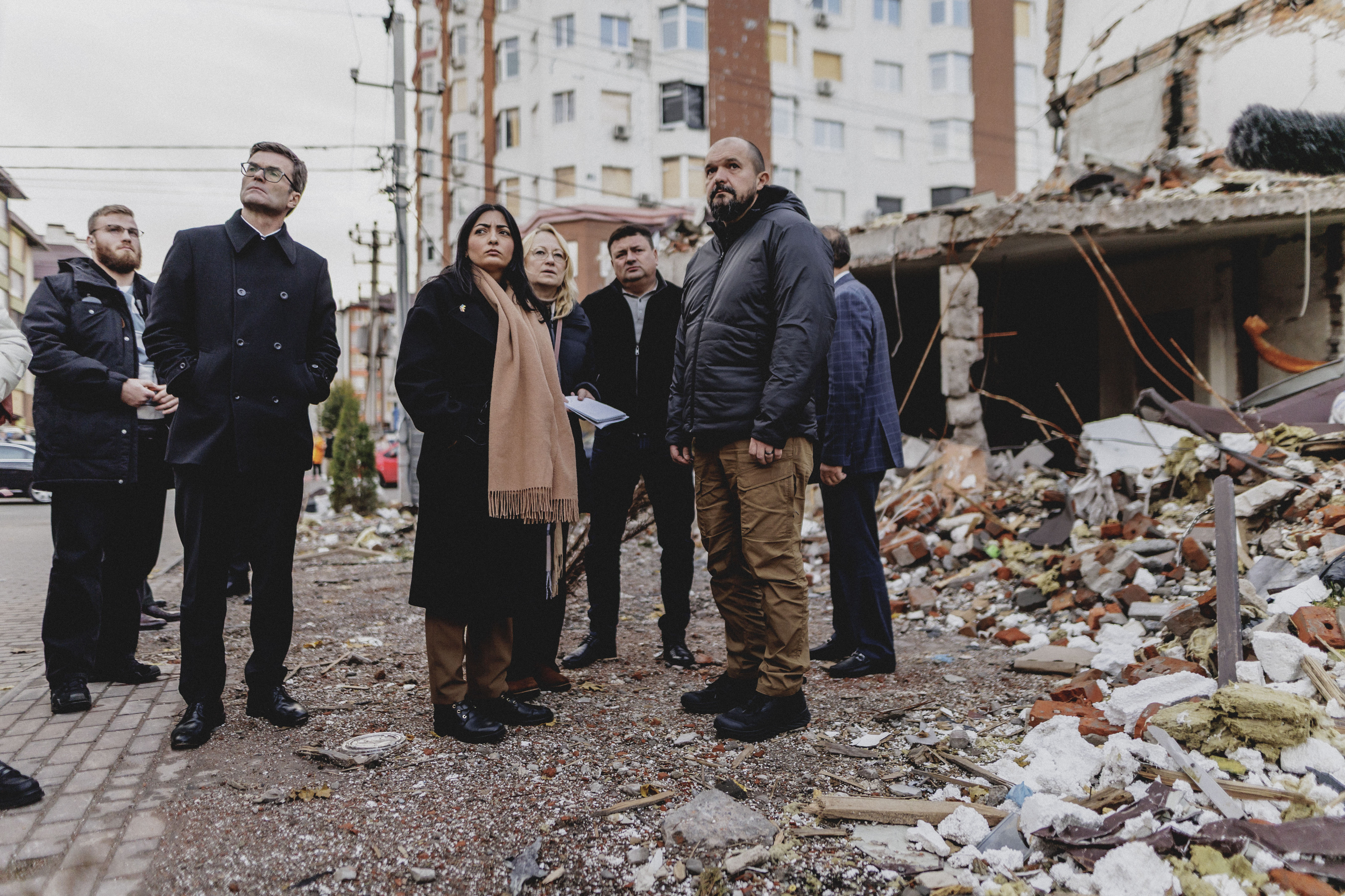 Alabali Radovan steht mit Männern zusammen in der Ukraine