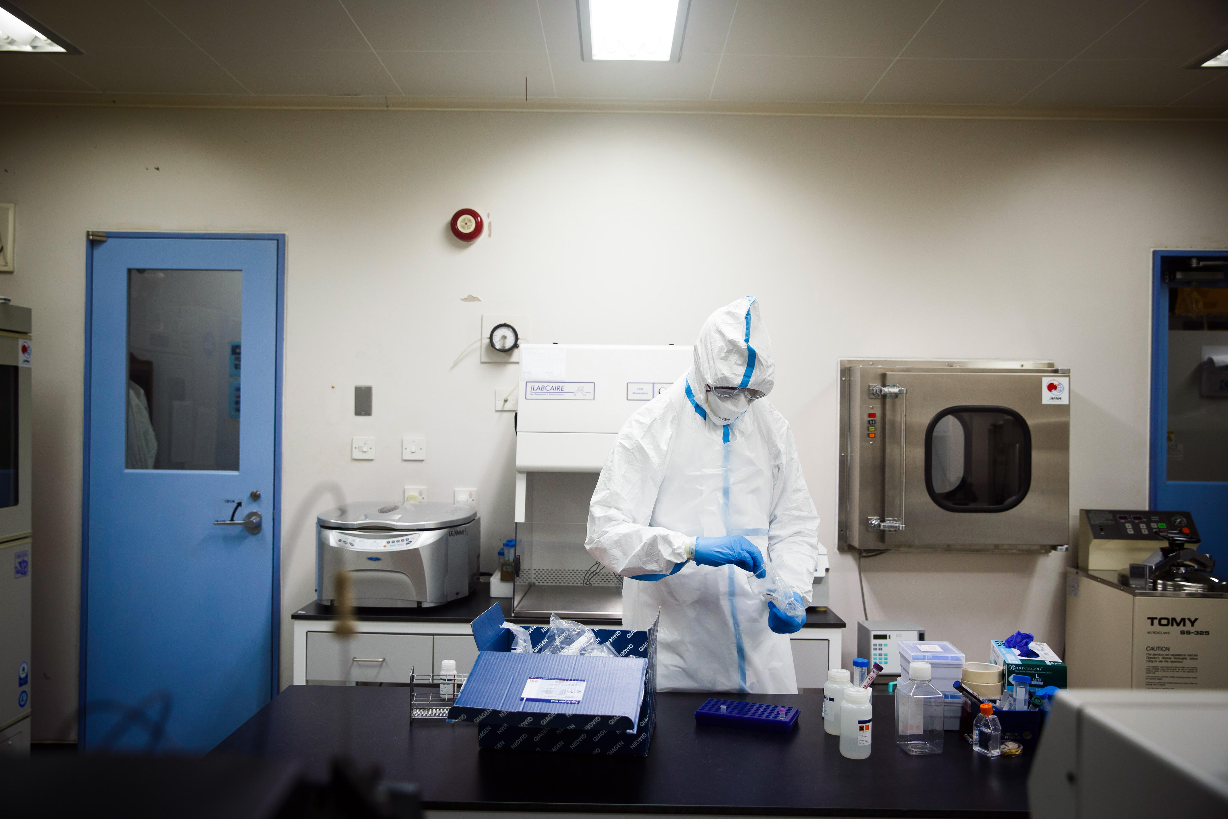 Foto of a person working in a laboratory.