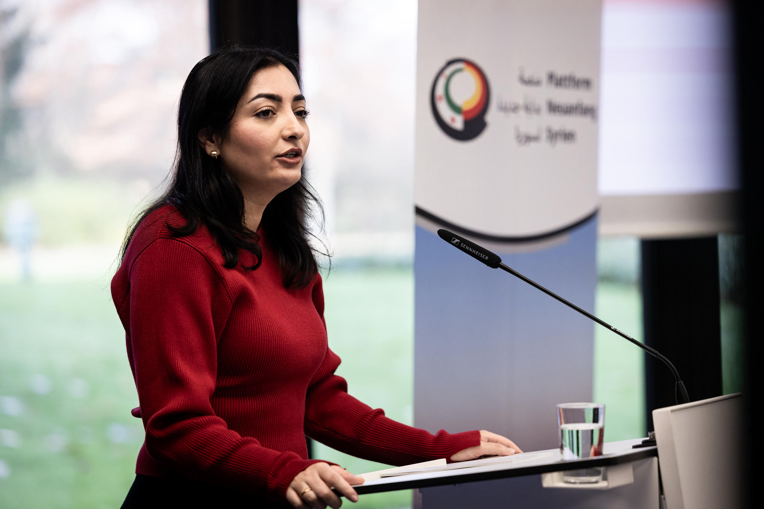 Die Bundesministerin Reem Alabali Radovan spricht mit den Anwesenden der syrischen Diaspora.