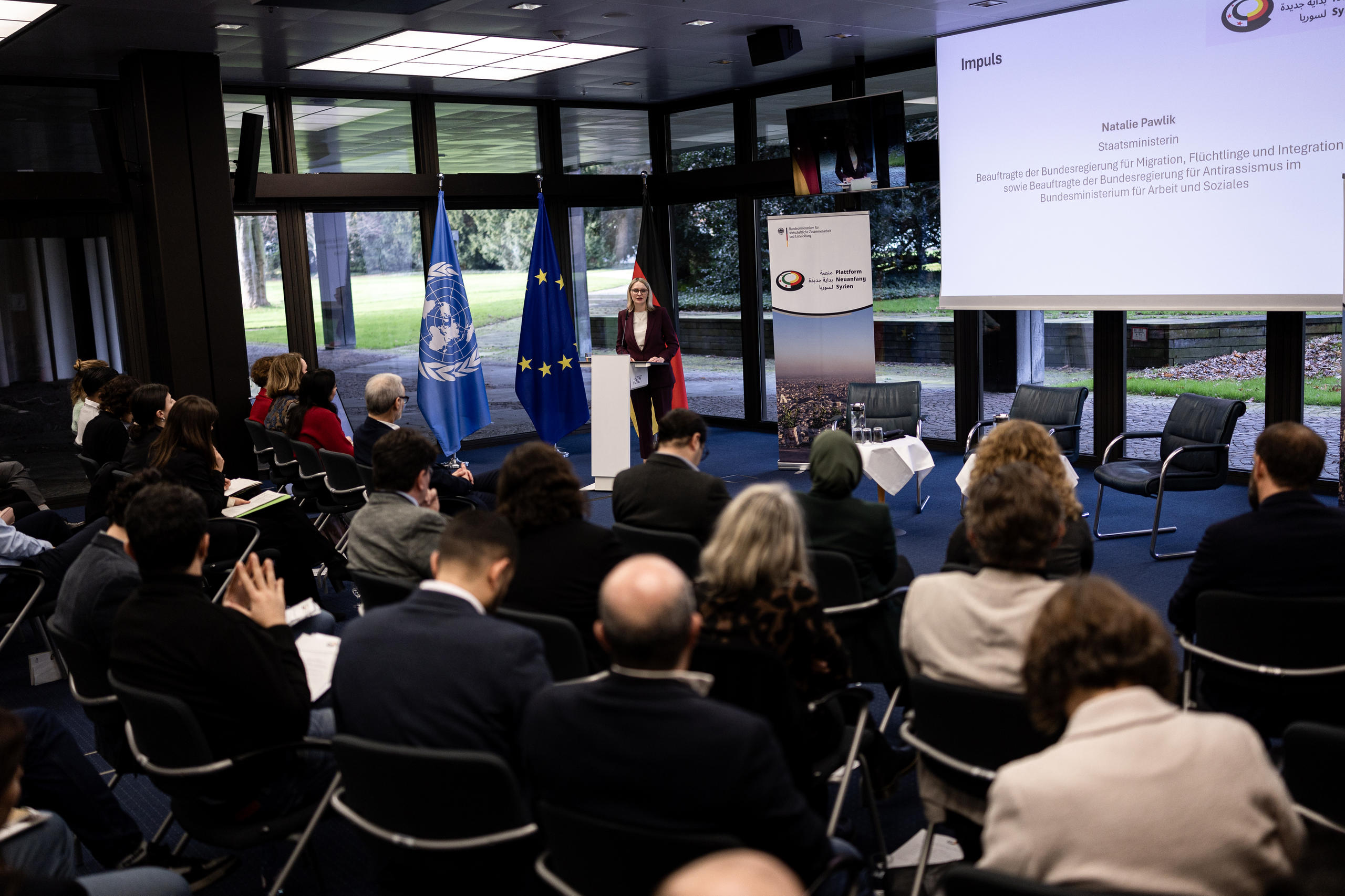 Die Staatsministerin Pawlik spricht mit den Anwesenden der syrischen Diaspora.