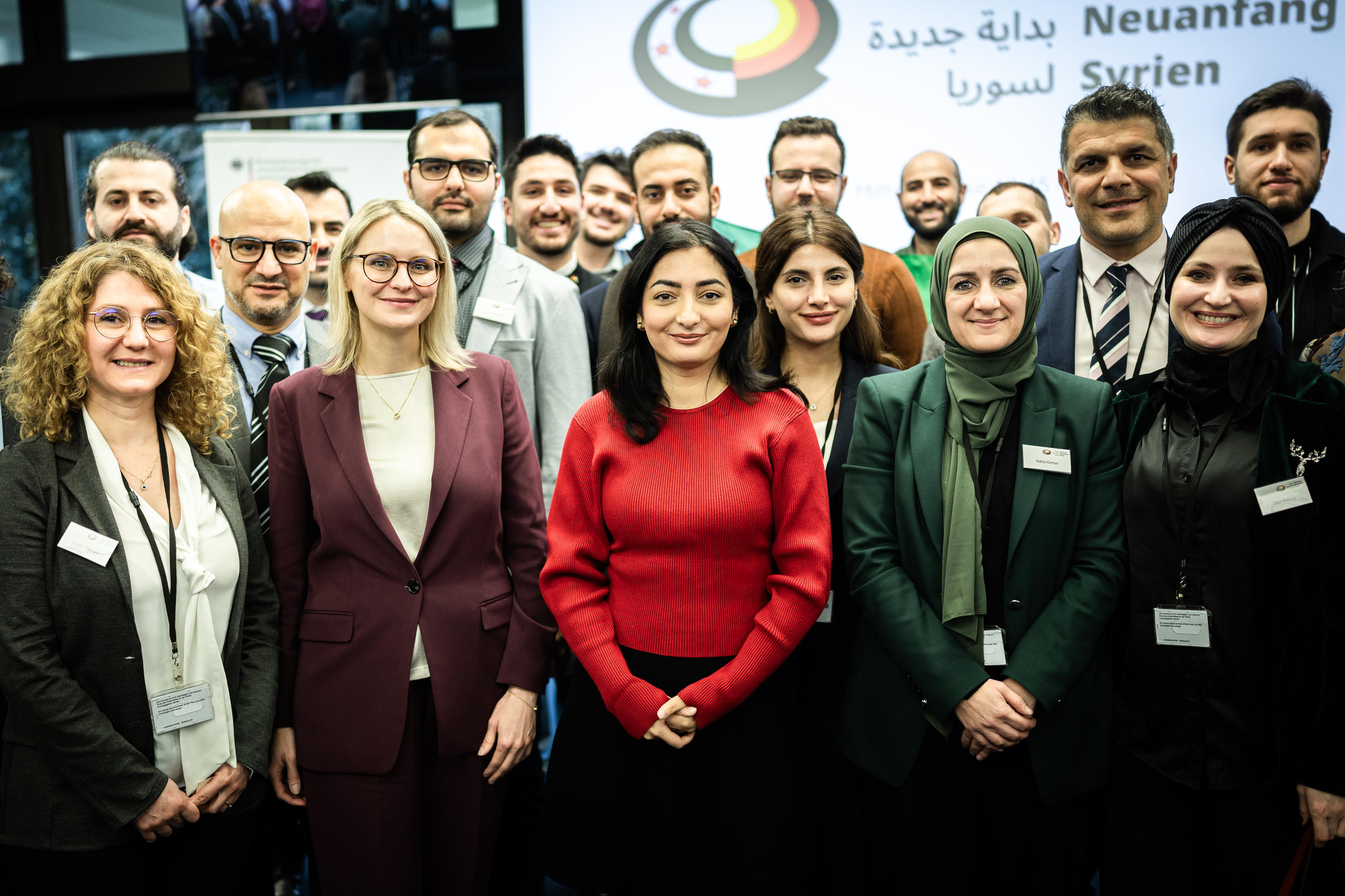 Ein Gruppenfoto mit der Bundesministerin, der Staatsministerin und Anwesenden der syrischen Diaspora.