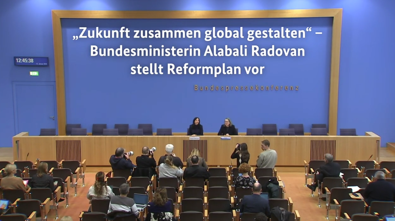 Alabali Radovan vor Publikum bei der Bundespressekonferenz