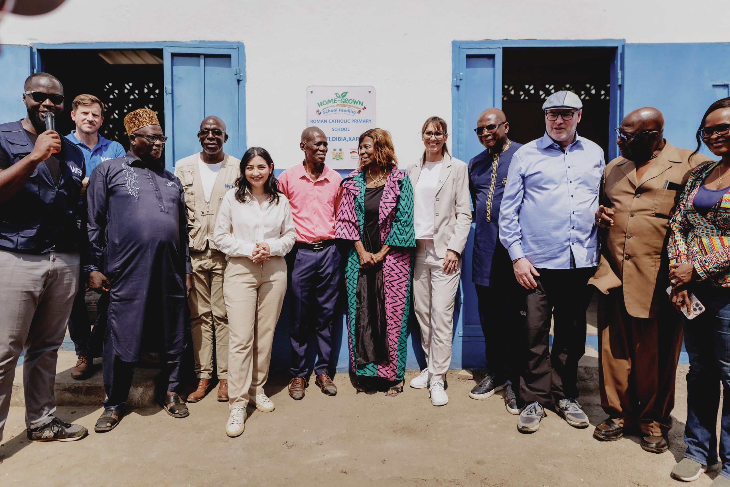 Foto einer Gruppe Menschen vor einer Grundschule in Sierra Leone