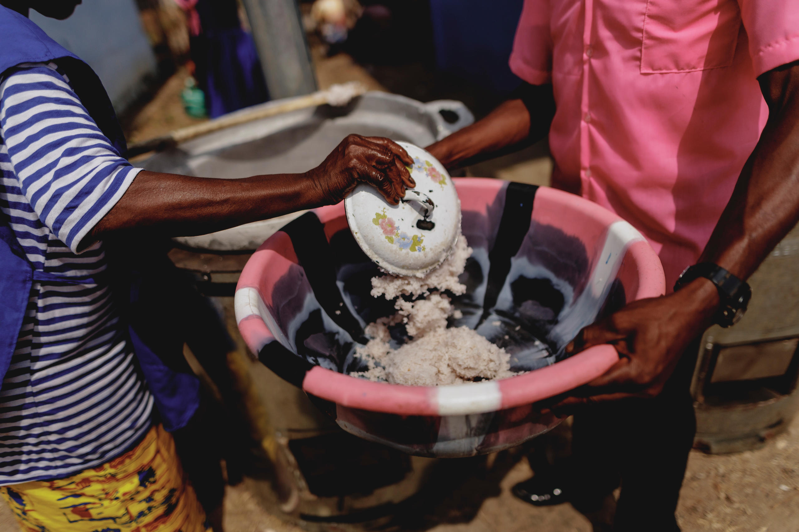Reis wird in eine große Schüssel geschüttet