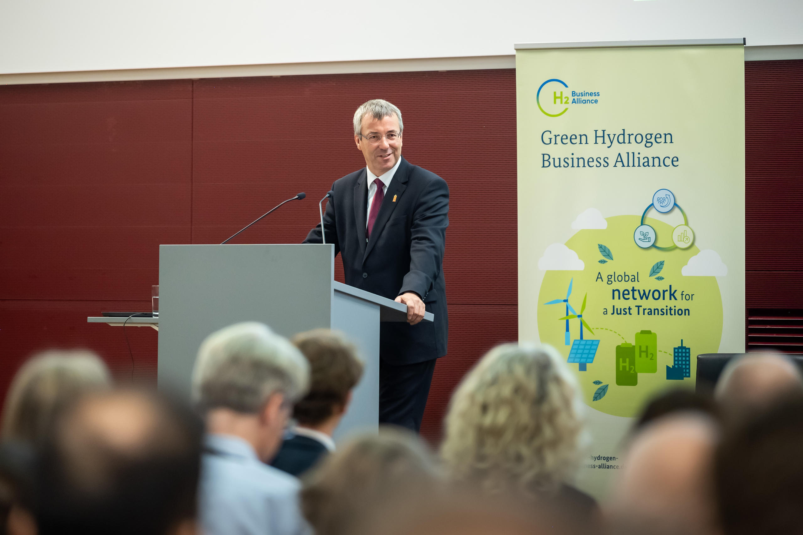 Foto von einem Mann am Rednerpult.