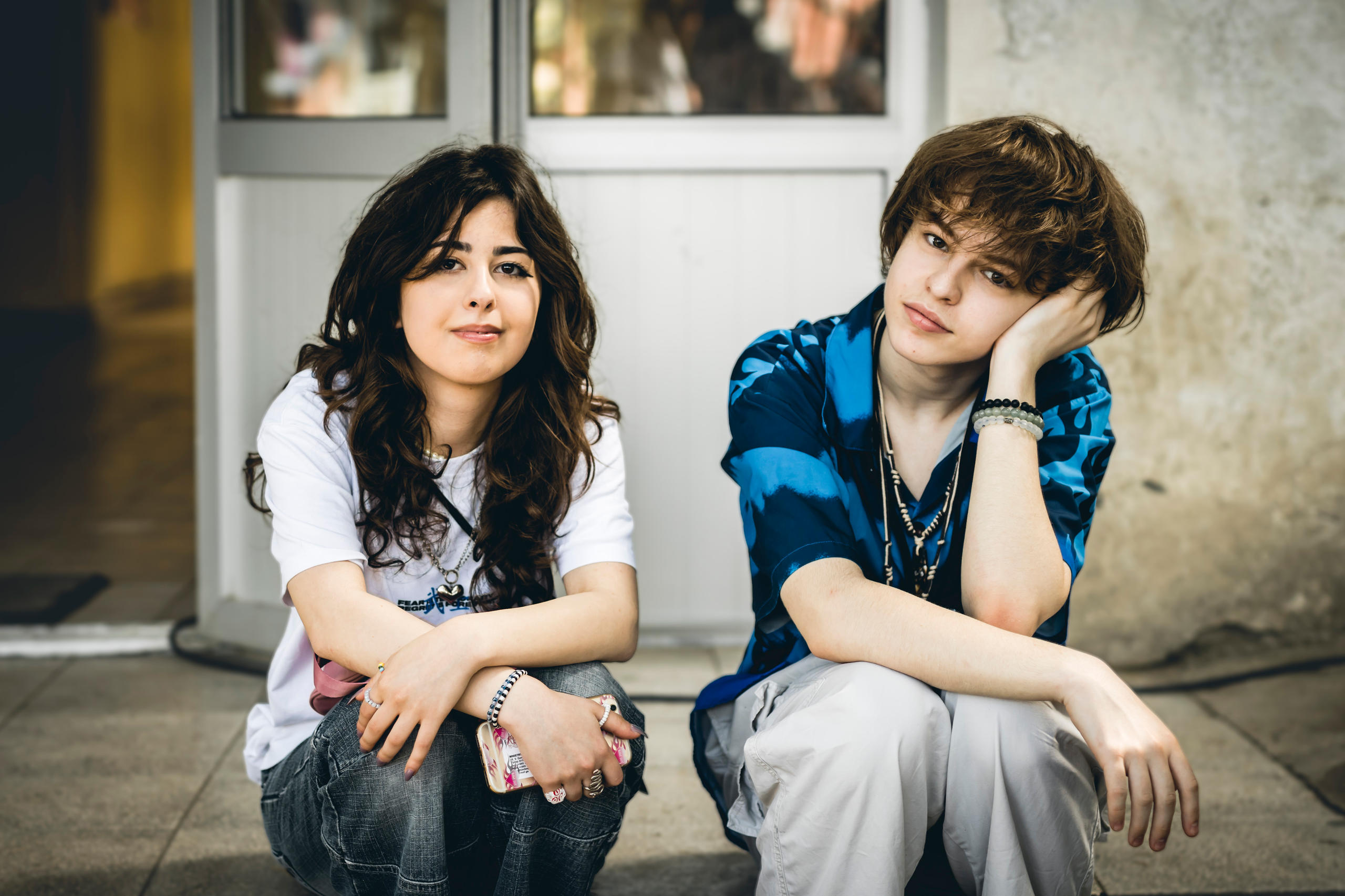 Ein Mädchen und ein Junge schauen in die Kamera 