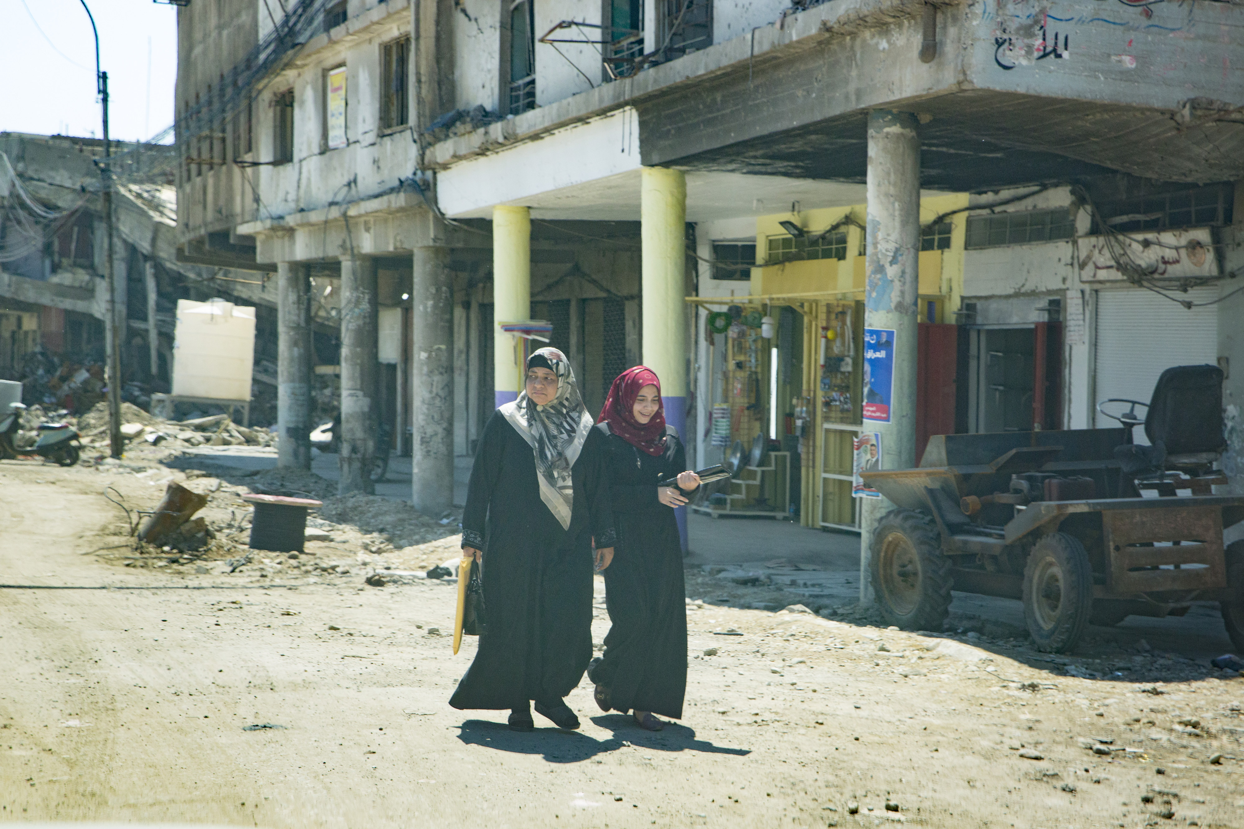 Zwei Frauen in der zerstörten Altstadt von Mosul, Irak