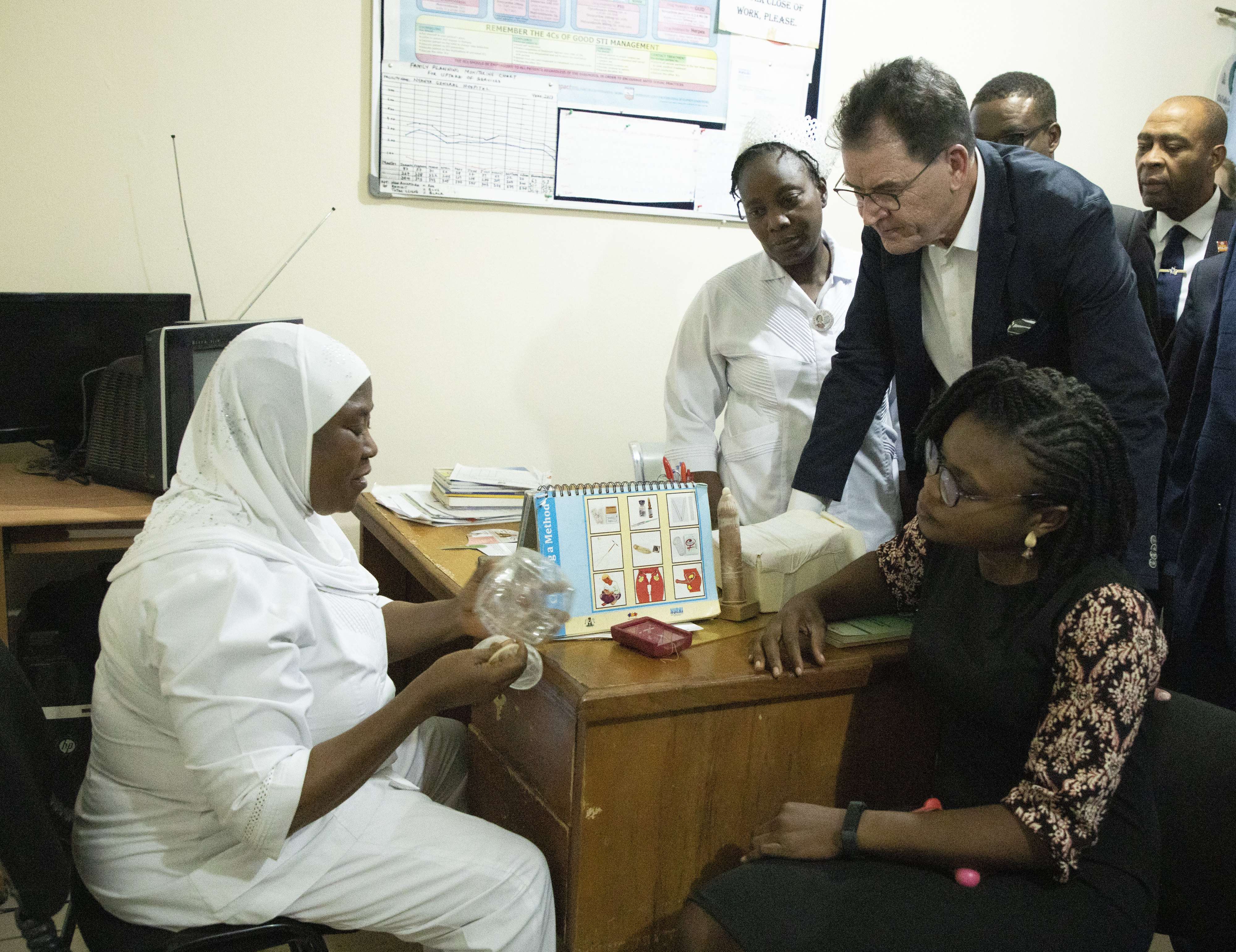 Bundesentwicklungsminister Gerd Müller besucht das Nyanya General Hospital in Abuja, Nigeria.