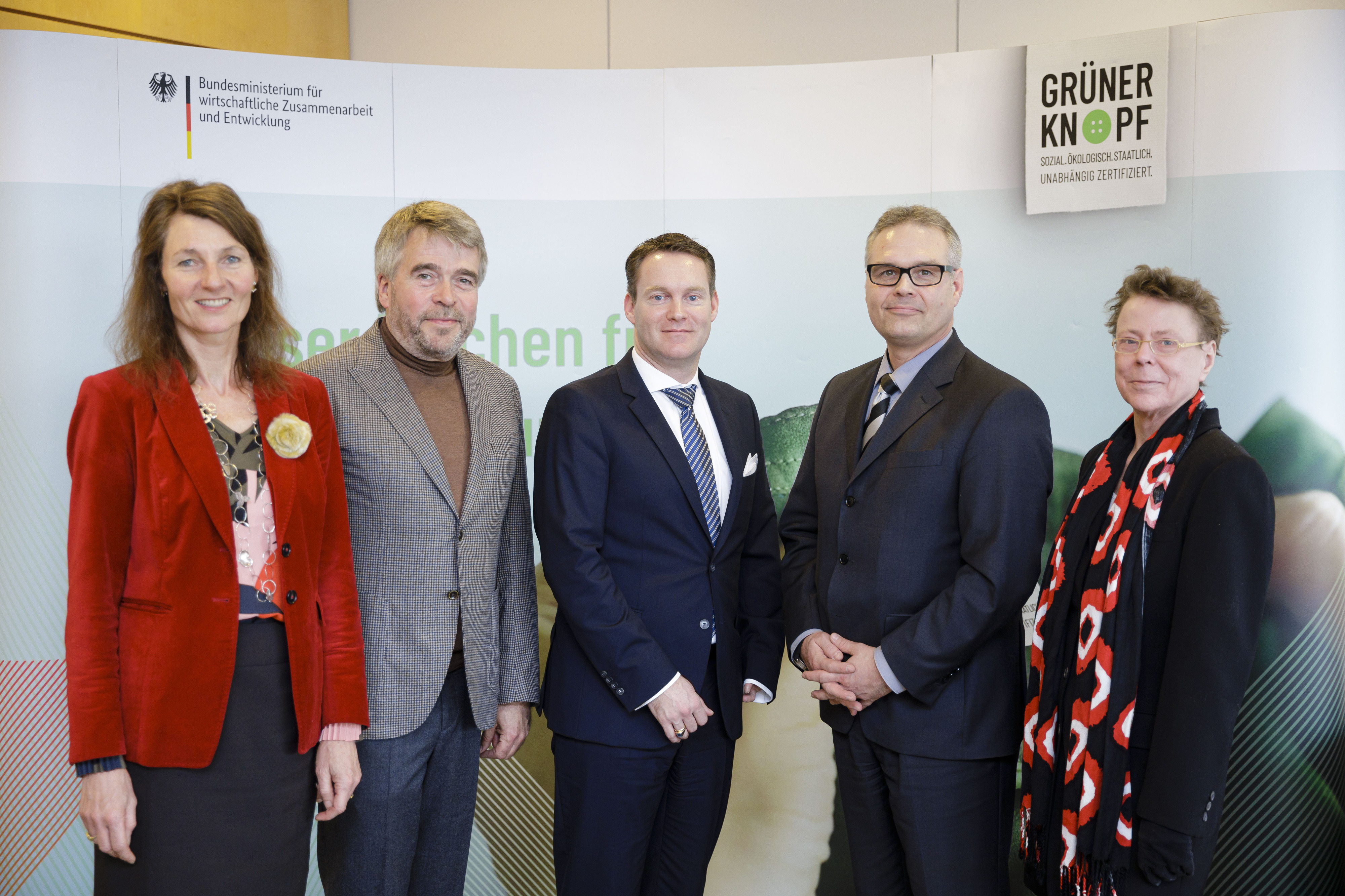 Konstituierende Sitzung des unabhängigen Expertenbeirats des Grünen Knopfs (v.l.n.r.): Prof. Stefanie Lorenzen; Achim Lohrie, Lohrie-Consulting; Nachhaltigkeitsexperte Philipp von Bremen; Dr. Raul Kirmes; Dr. Anna Würth