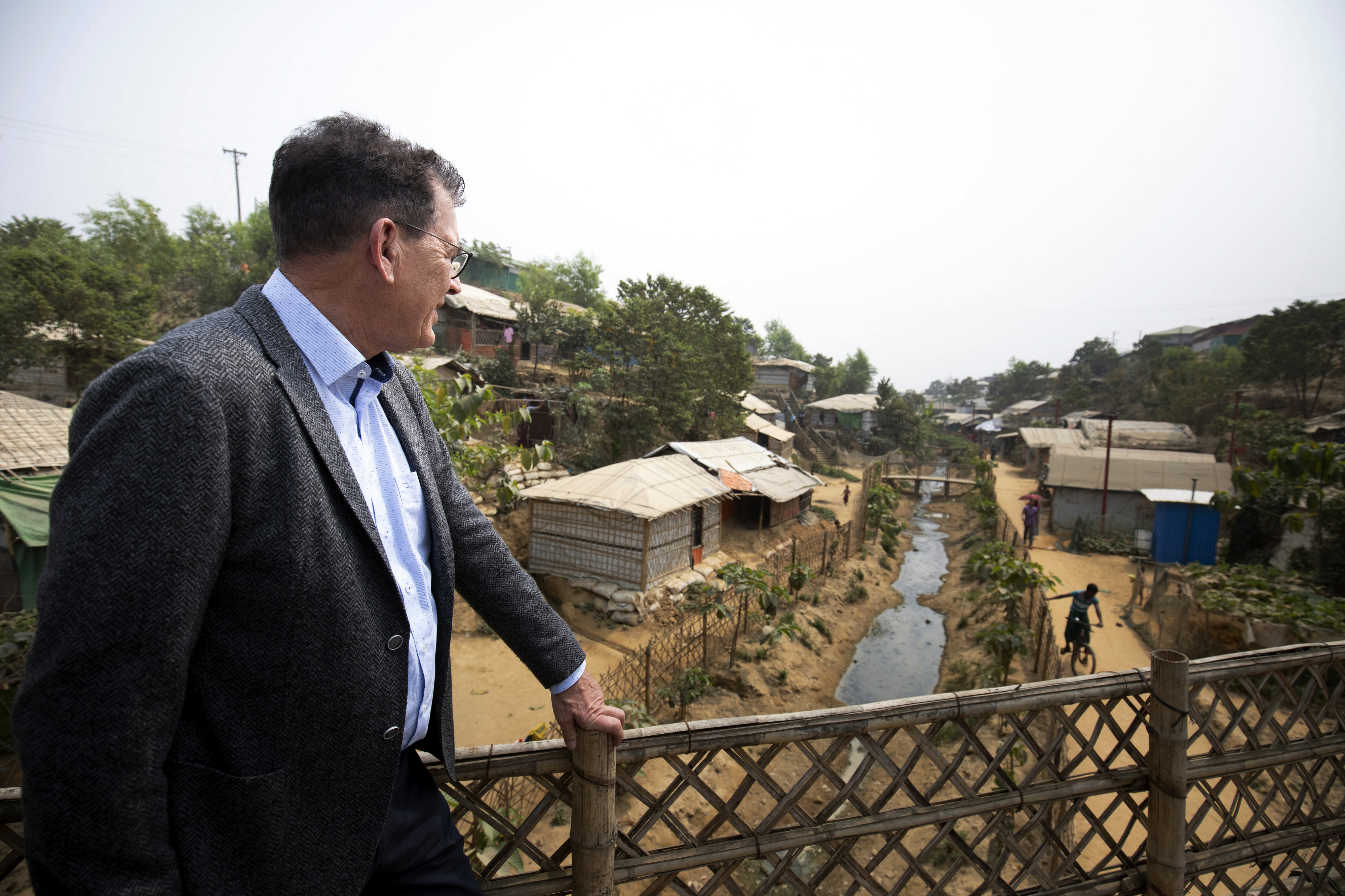 Bundesentwicklungsminister Gerd Müller beim Besuch des Flüchtlingslagers Kutupalong in Cox Bazar, Bangladesch im Februar 2020. Dort leben rund 600.000 Mitglieder der Rohingya, die aus Myanmar geflohen sind oder vertrieben wurden.