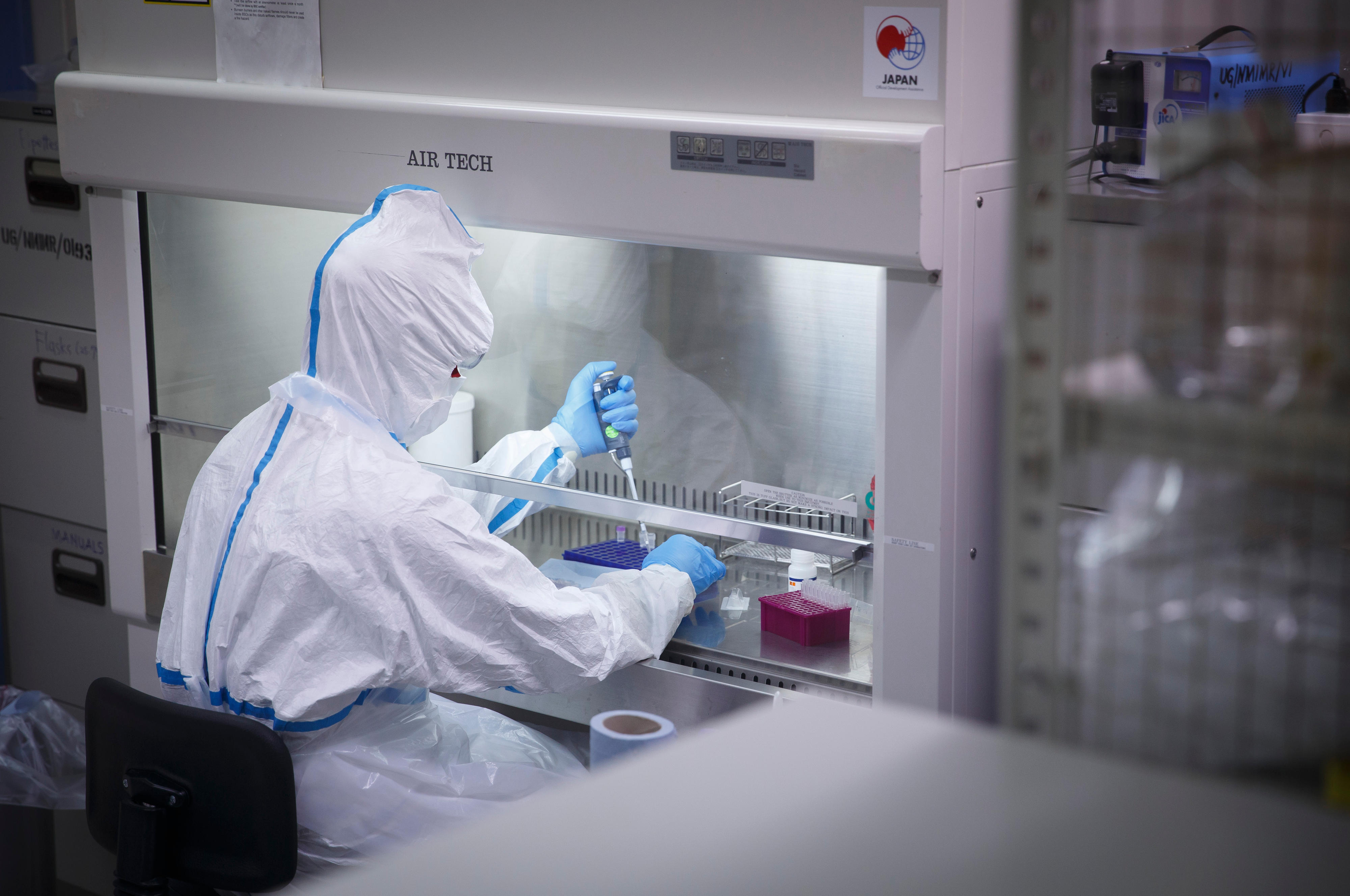 Laborarbeitsplatz mit einer sterilen Sicherheitswerkbank zur Diagnostik von Infektionskrankeiten