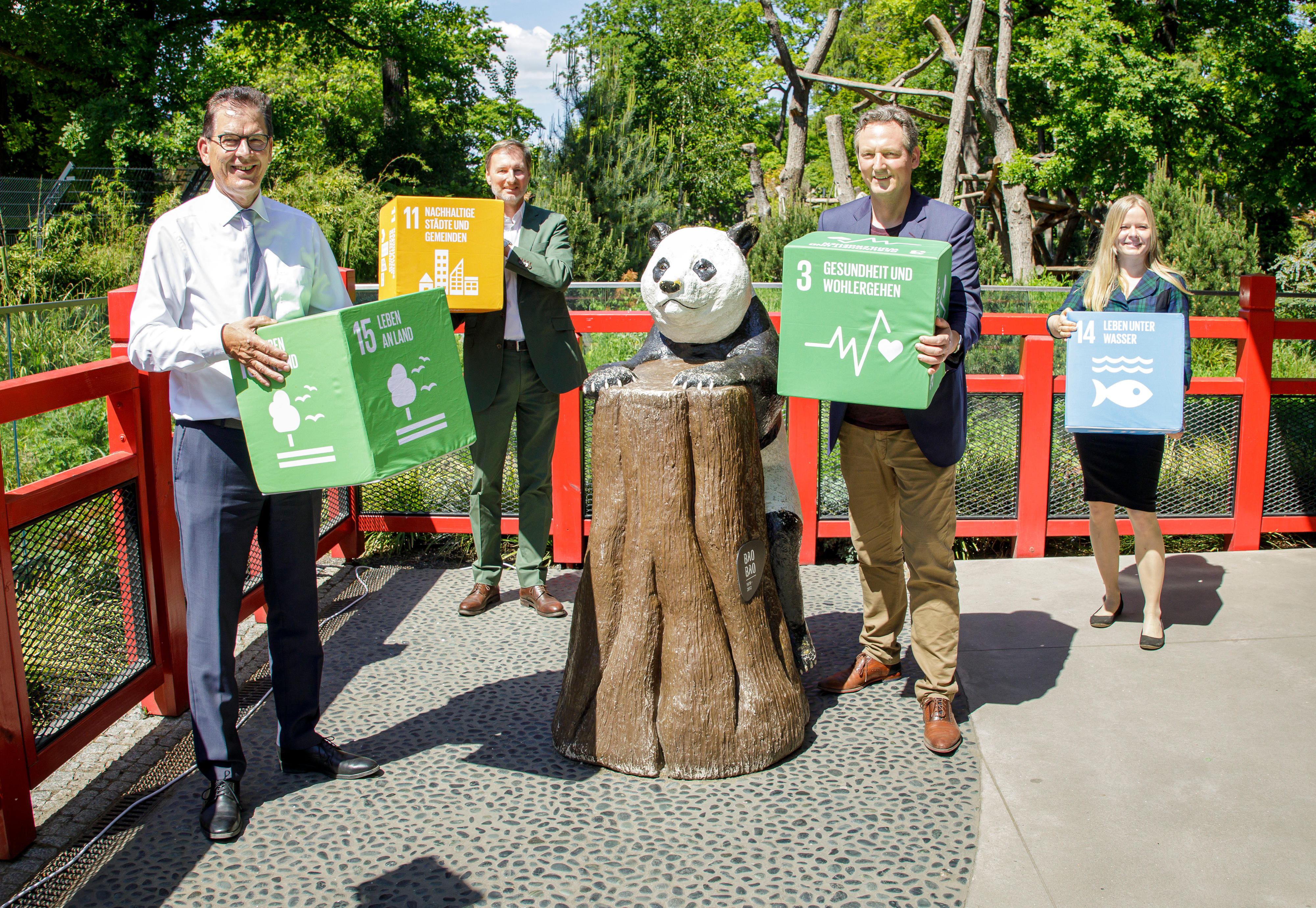 Bundesentwicklungsminister Dr. Gerd Müller, Dr. Andreas Knieriem, Direktor von Zoo, Tierpark und Aquarium Berlin, Dr. Eckart von Hirschhausen, Botschafter des Entwicklungsministeriums und Kim Grützmacher von der World Conservation Society stellen die neue "Internationale Allianz gegen Gesundheitsrisiken im Handel mit Wildtieren und Wildtierprodukten" im Berliner Zoo vor.