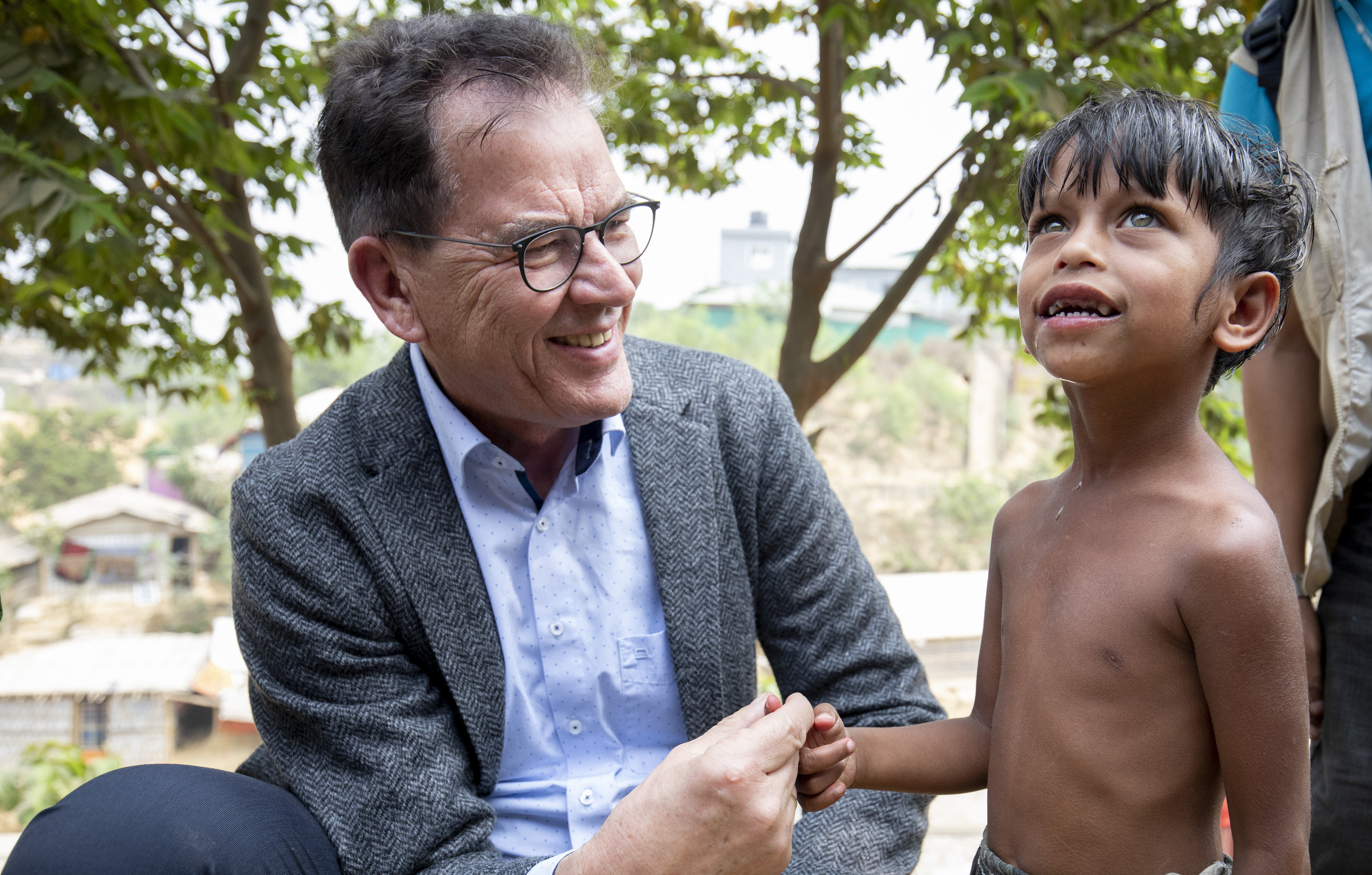 Bundesentwicklungsminister Gerd Müller mit einem Kind im Flüchtlingslager Kutupalong, Cox Bazar, bei seinem Besuch in Bangladesch am 26.02.2020. 