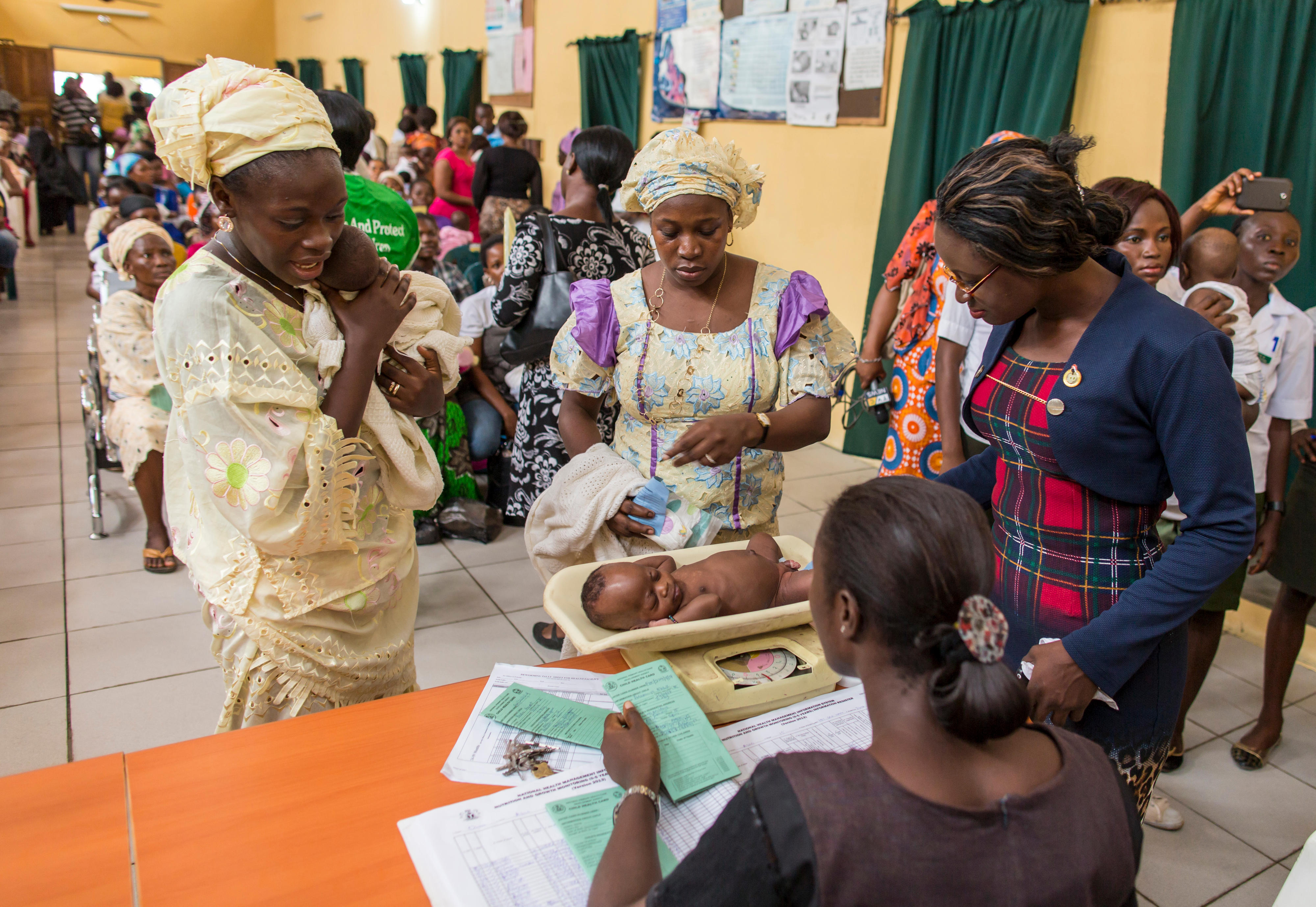 Impfung von Babys gegen Kinderlähmung (Polio) in einer Gesundheitsstation in Abeokuta, Nigeria