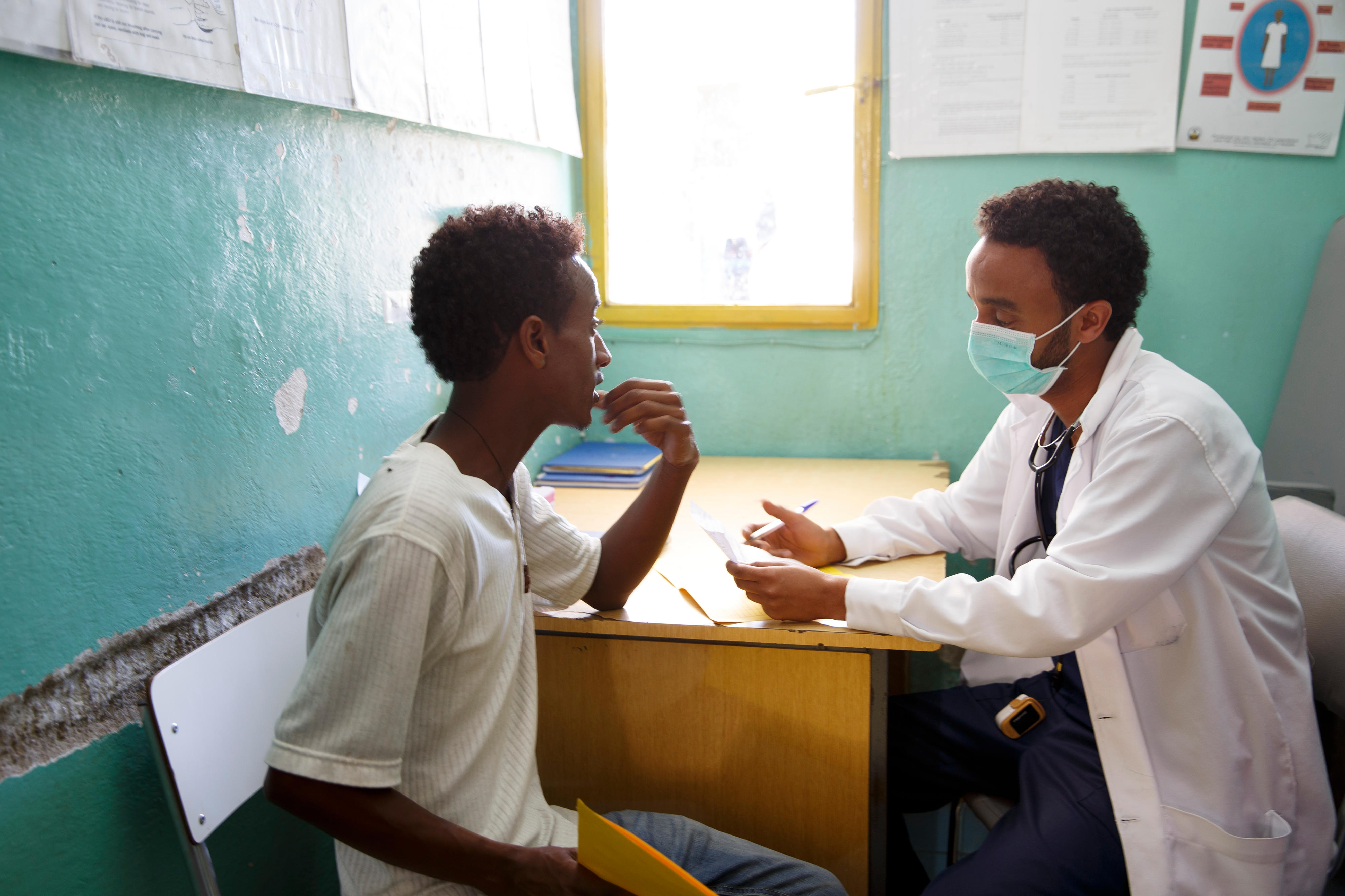 Gespräch zwischen einem Arzt und einem Patienten im Internationalen Kinderkrankenhaus in Asmara, der Hauptstadt von Eritrea