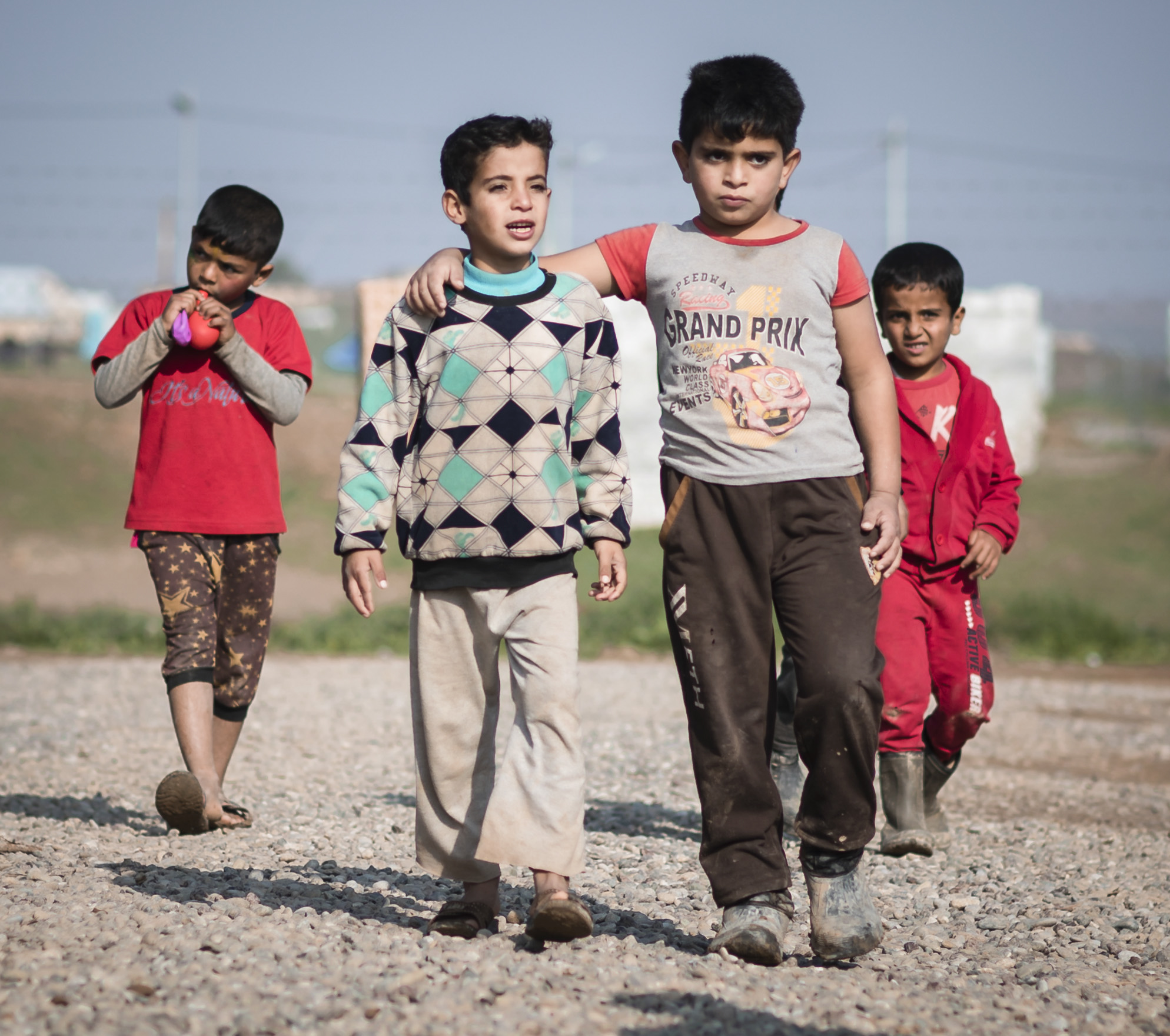 Jun­gen in ei­nem Bin­nen­flücht­lings­la­ger in der Re­gi­on Kur­di­stan-Irak