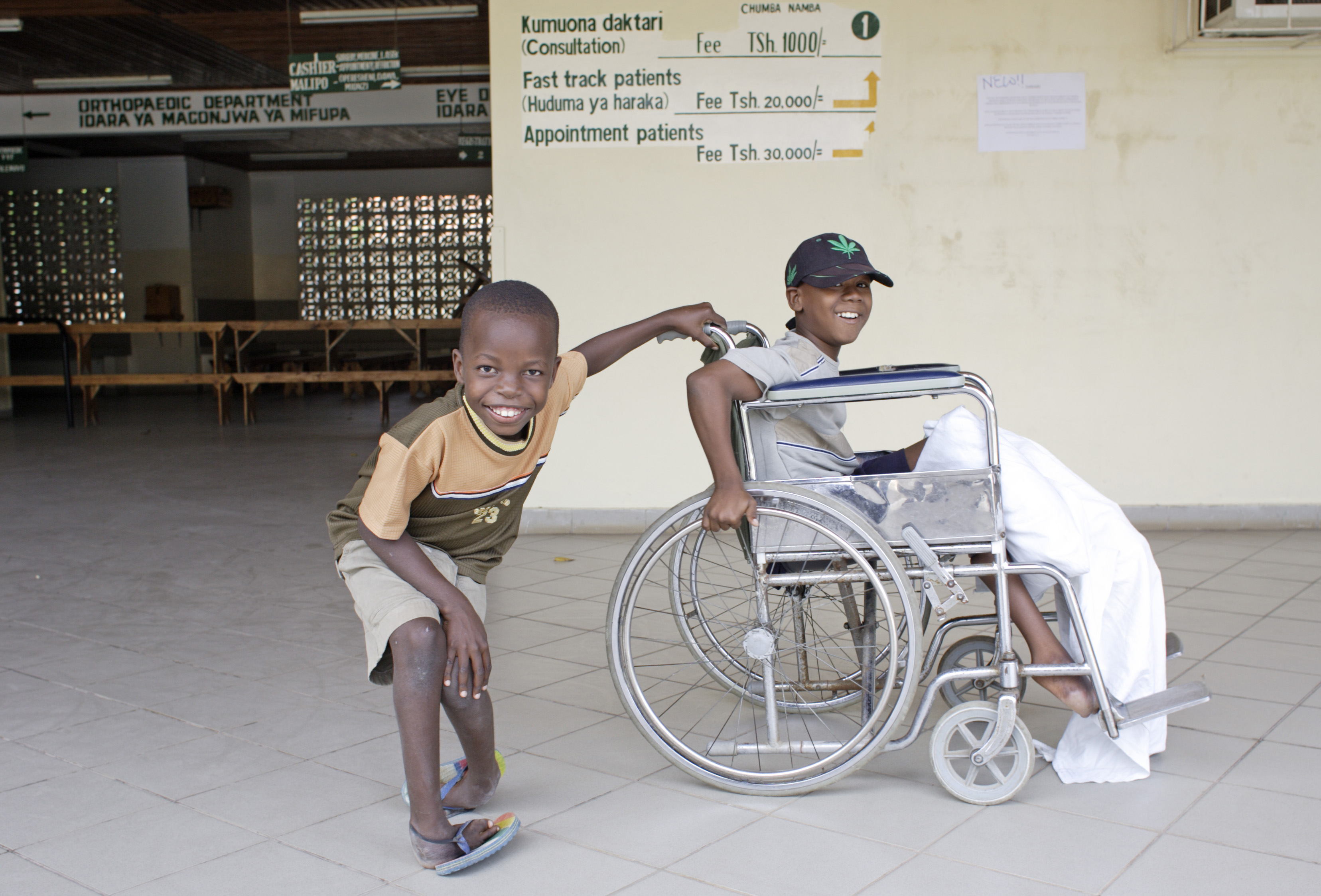 Gehbehinderte Jungen in einem Krankenhaus in Daressalam, Tansania