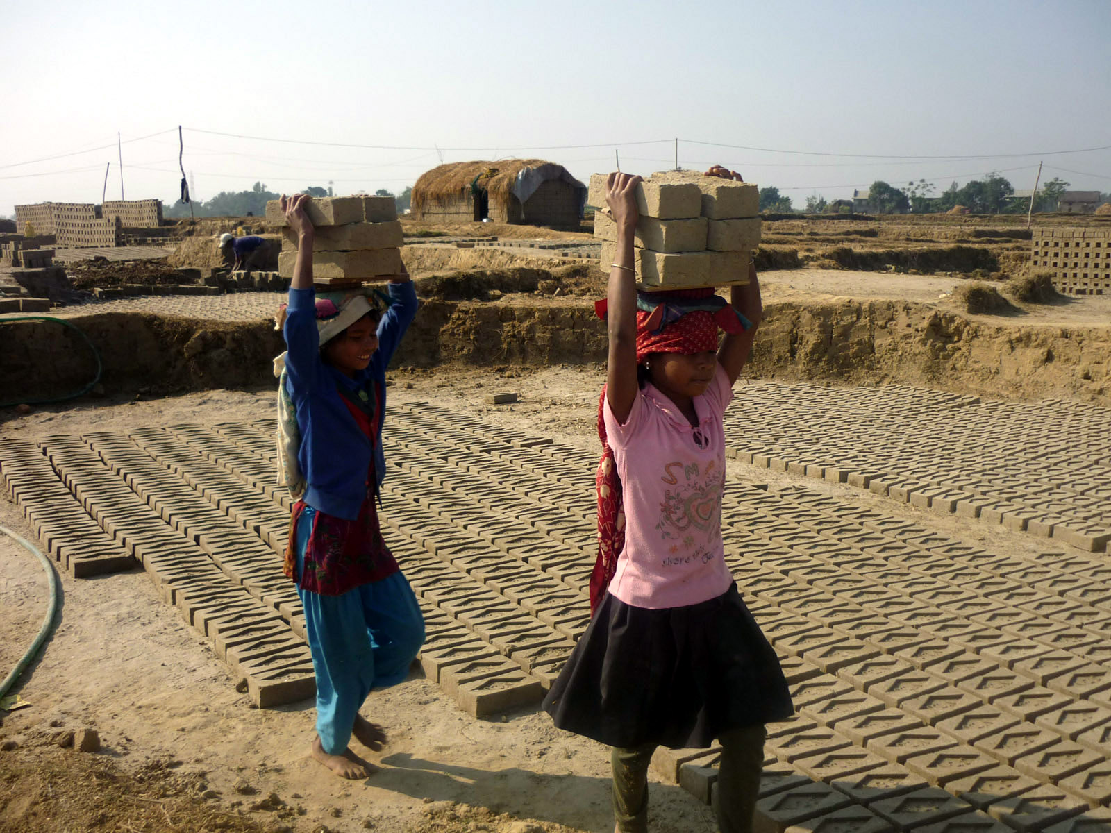Mädchen in Nepal arbeiten in einer Ziegelei.