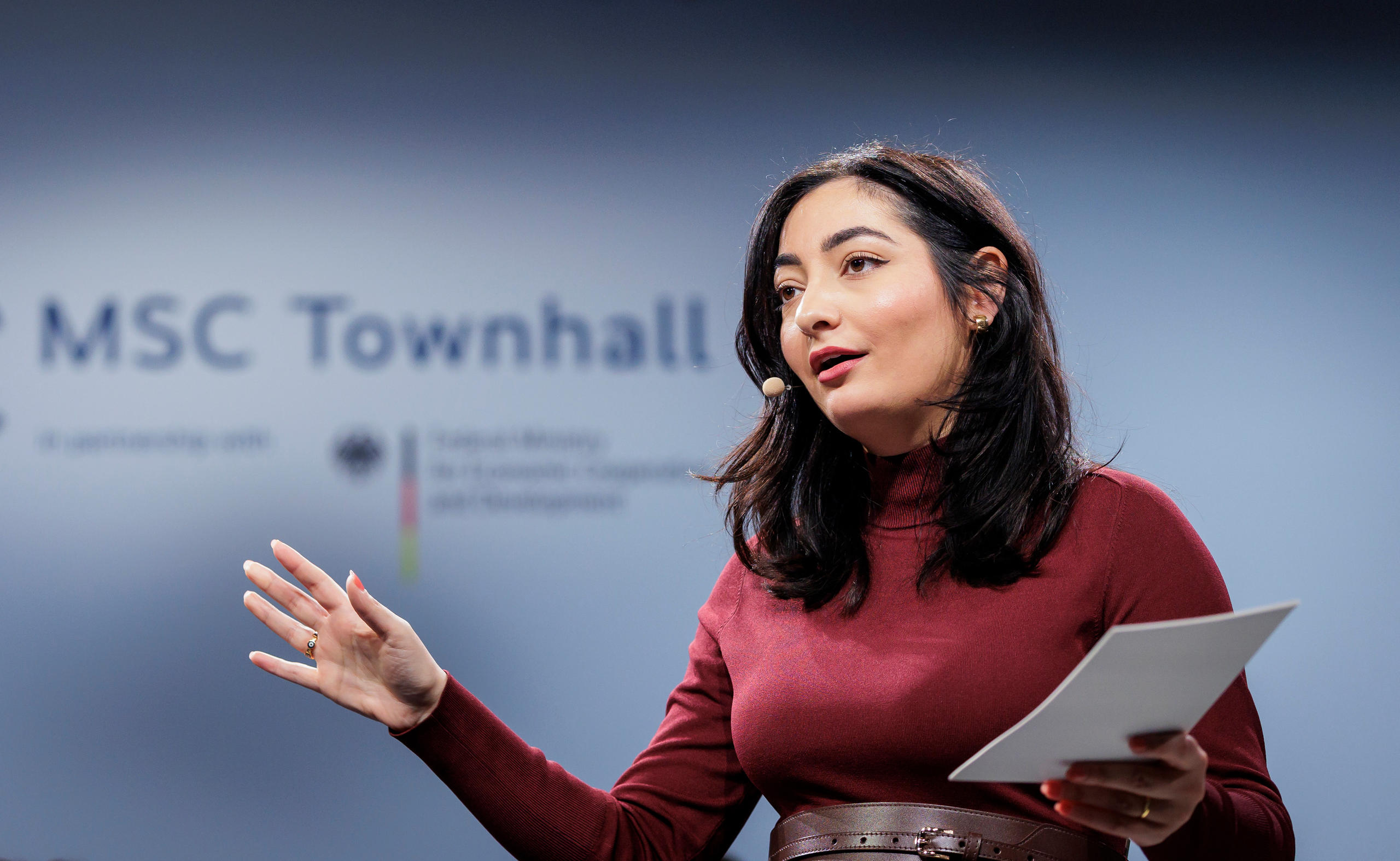 Alabali Radovan hält eine Rede 