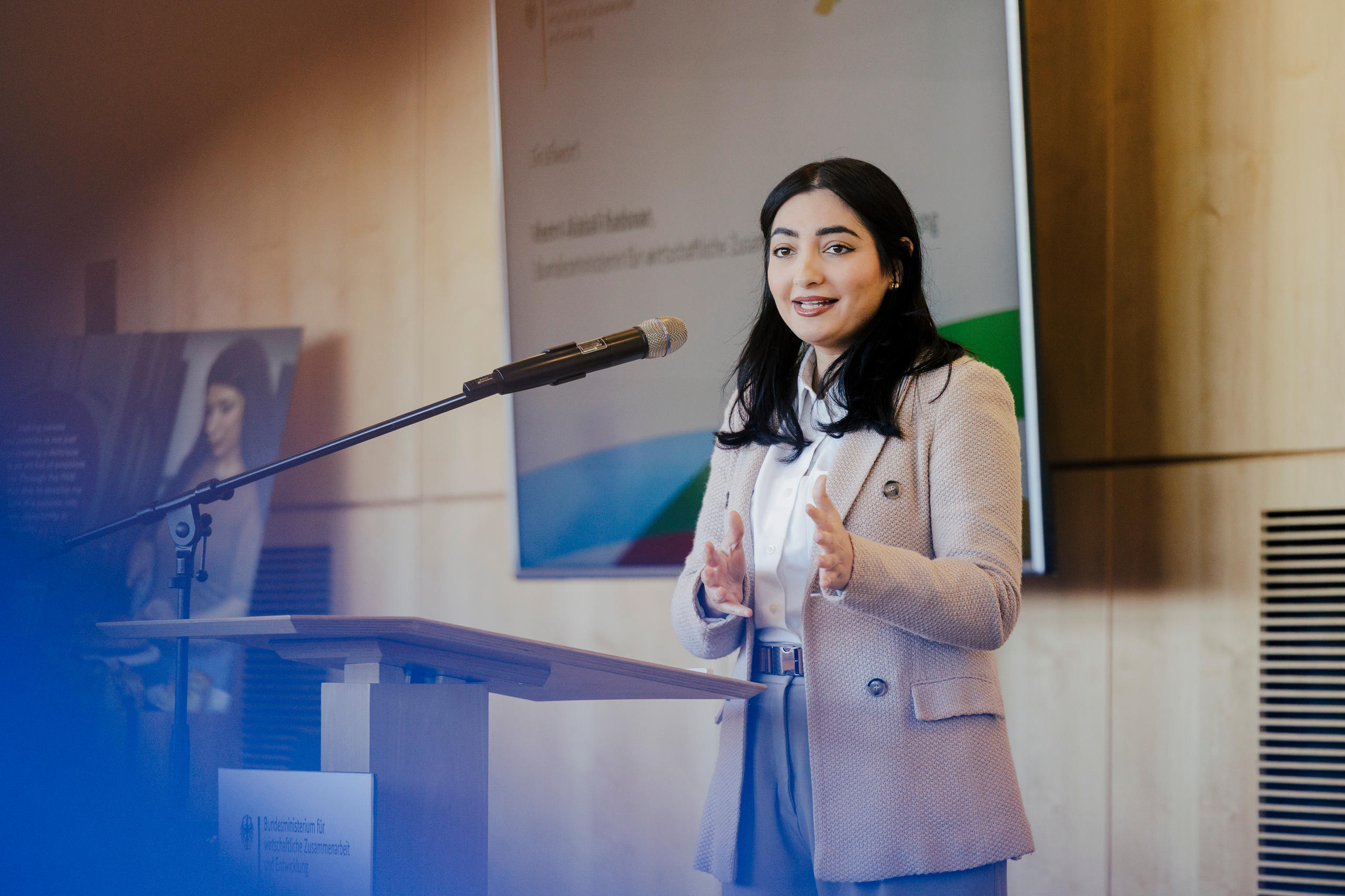 Foto von einer Frau am Rednerpult
