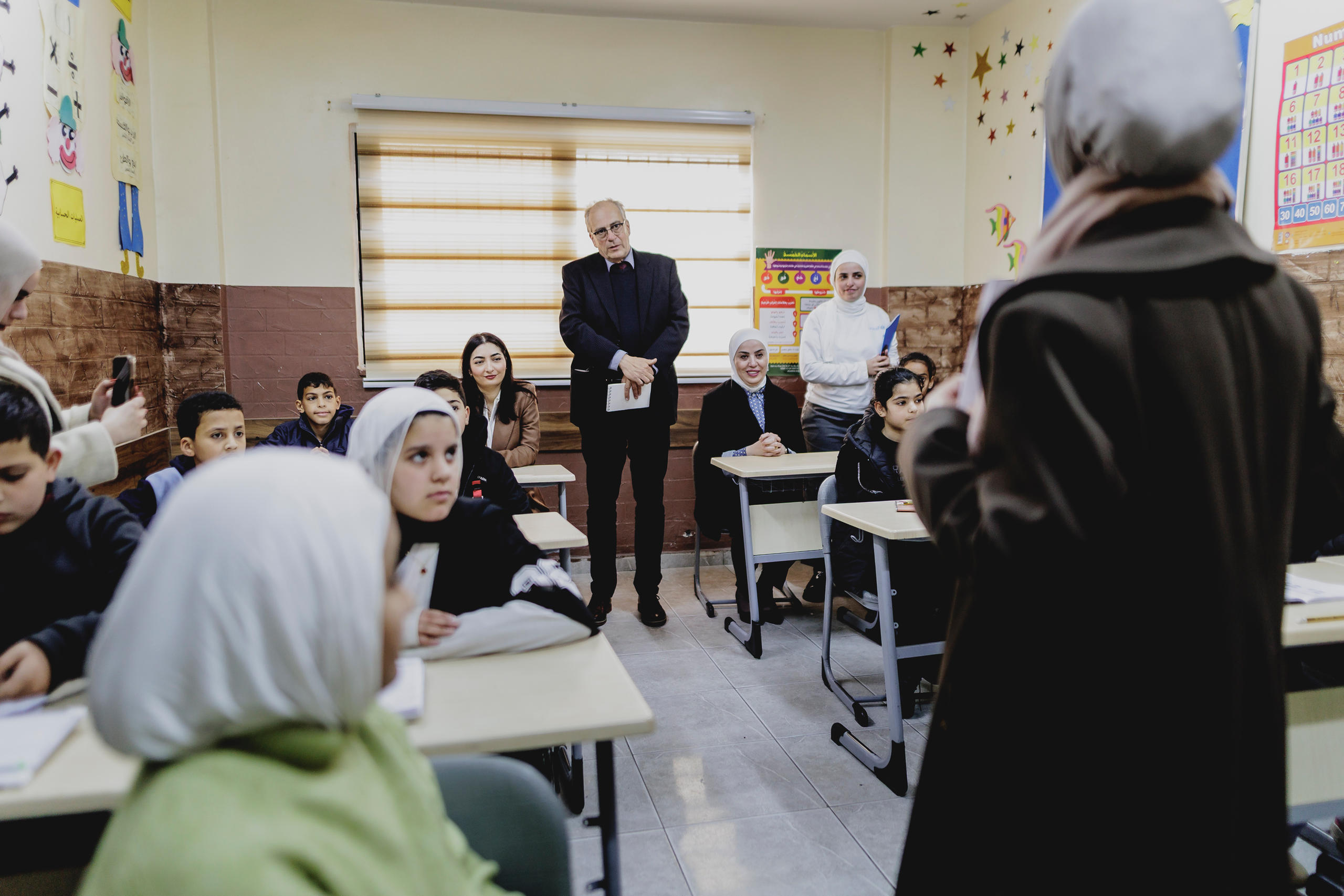 Alabali Radovan mit Schülern eines Makani-Zentrums in Jordanien