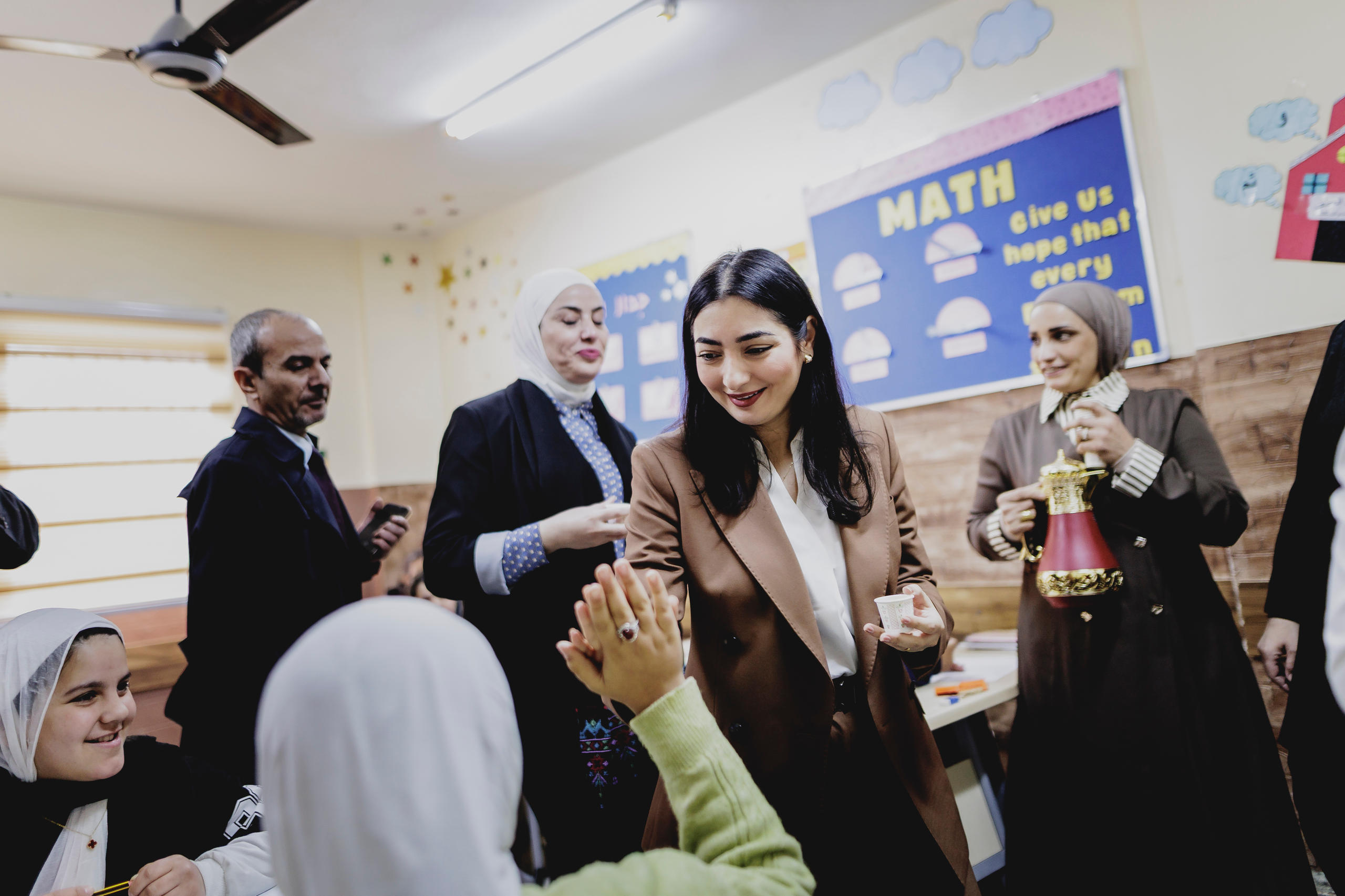 Alabali Radovan mit Schülern eines Makani-Zentrums in Jordanien