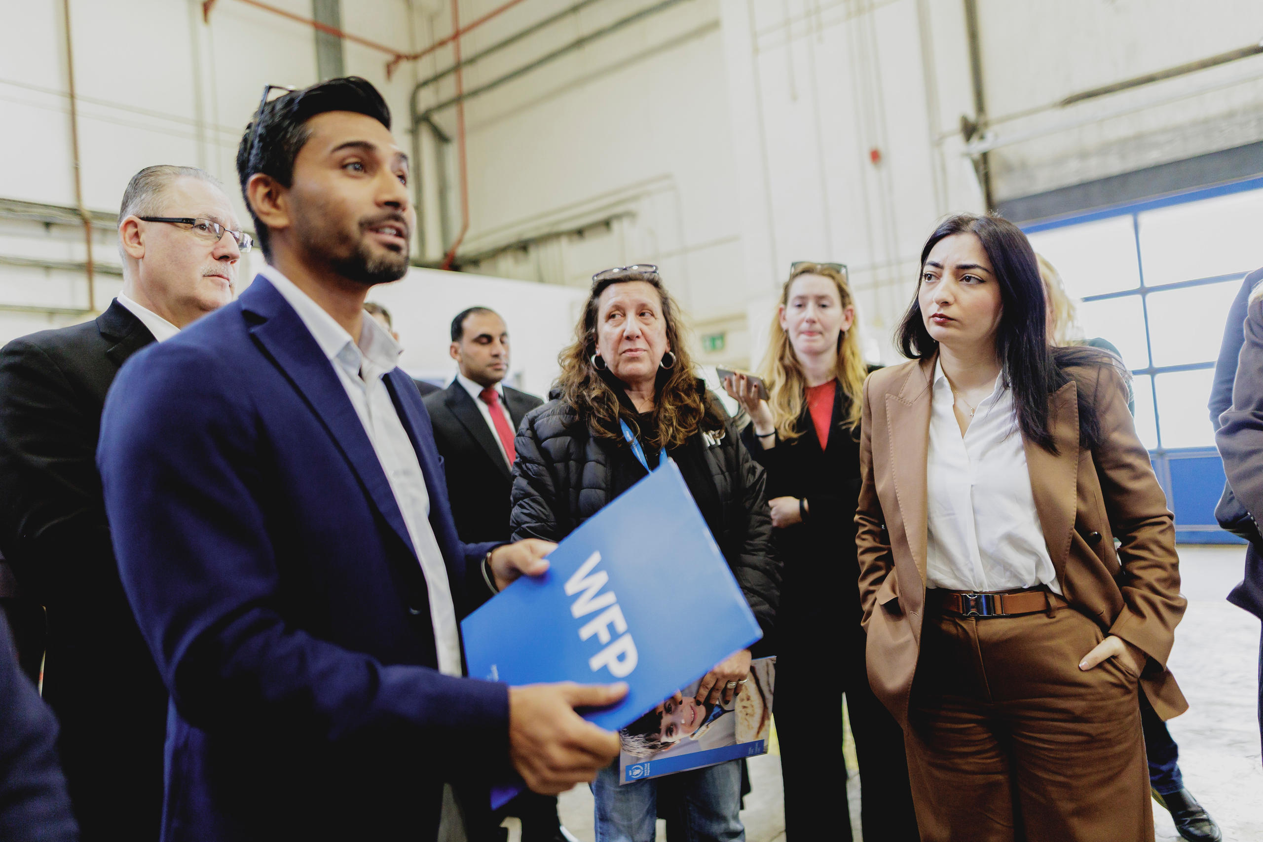 Alabali Radovan in einem Lager für Konsumgüter in Jordanien