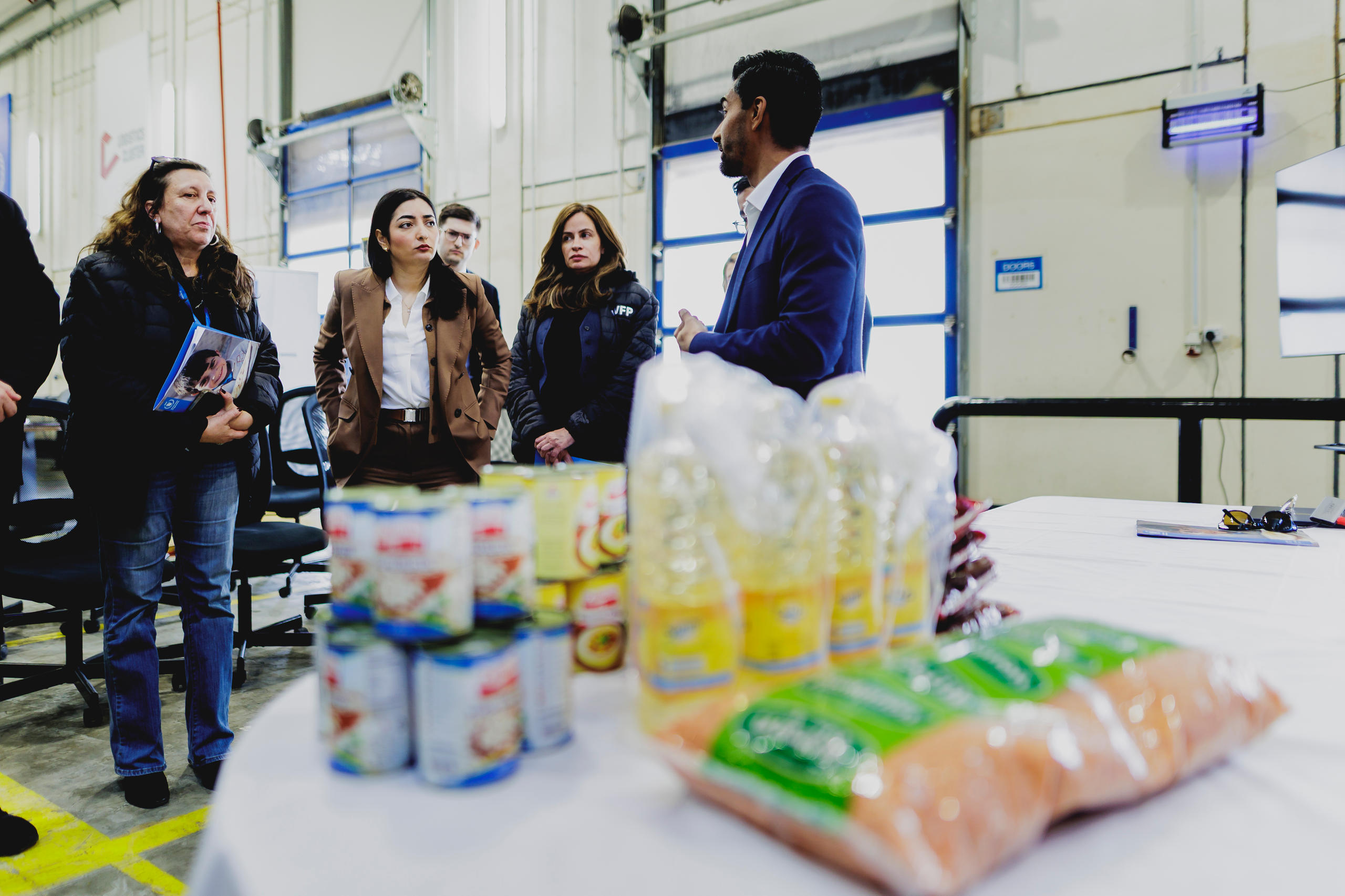 Alabali Radovan in einem Lager für Konsumgüter in Jordanien