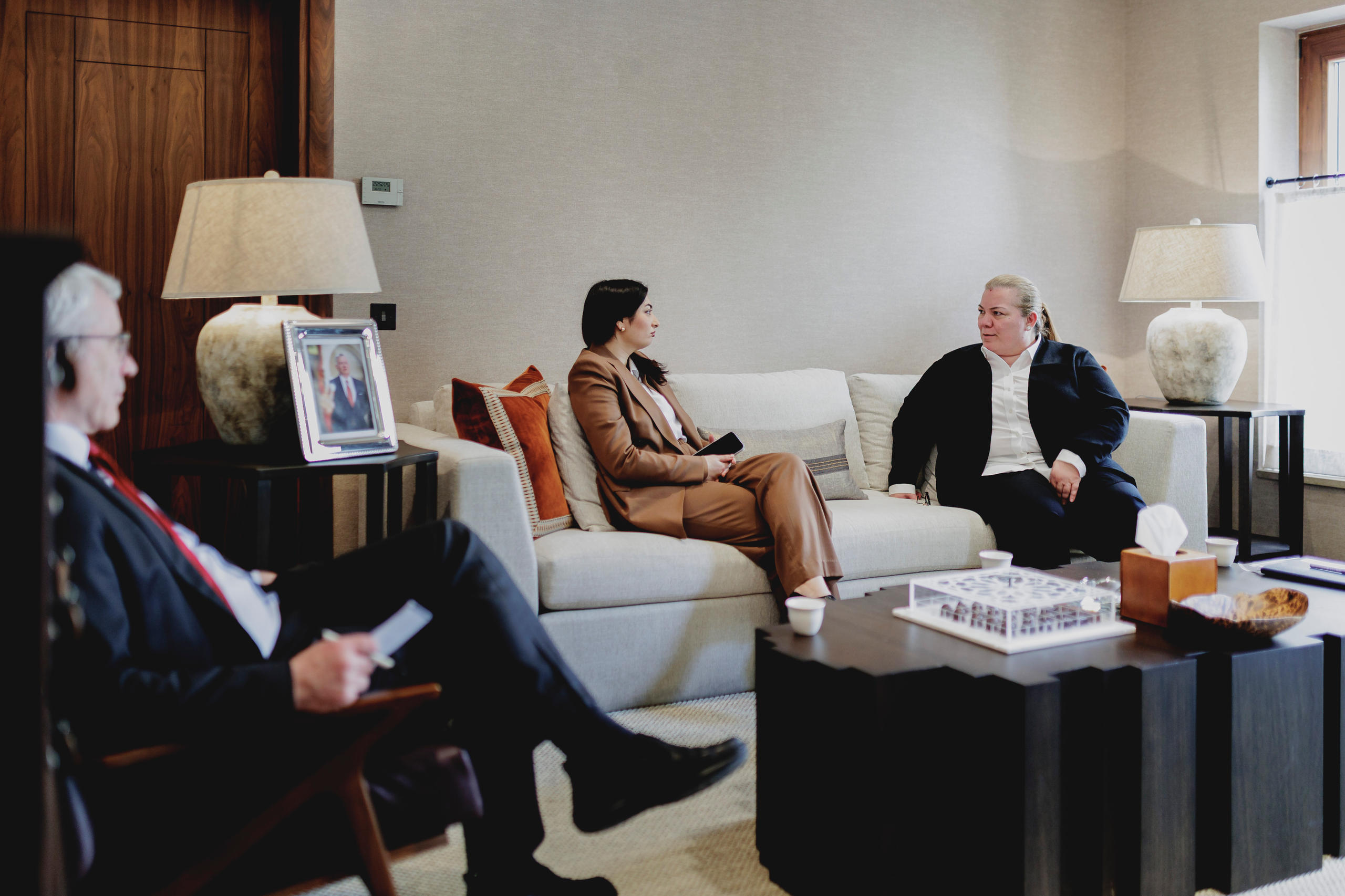 Alabali Radovan mit Regierungsvertretern in Jordanien