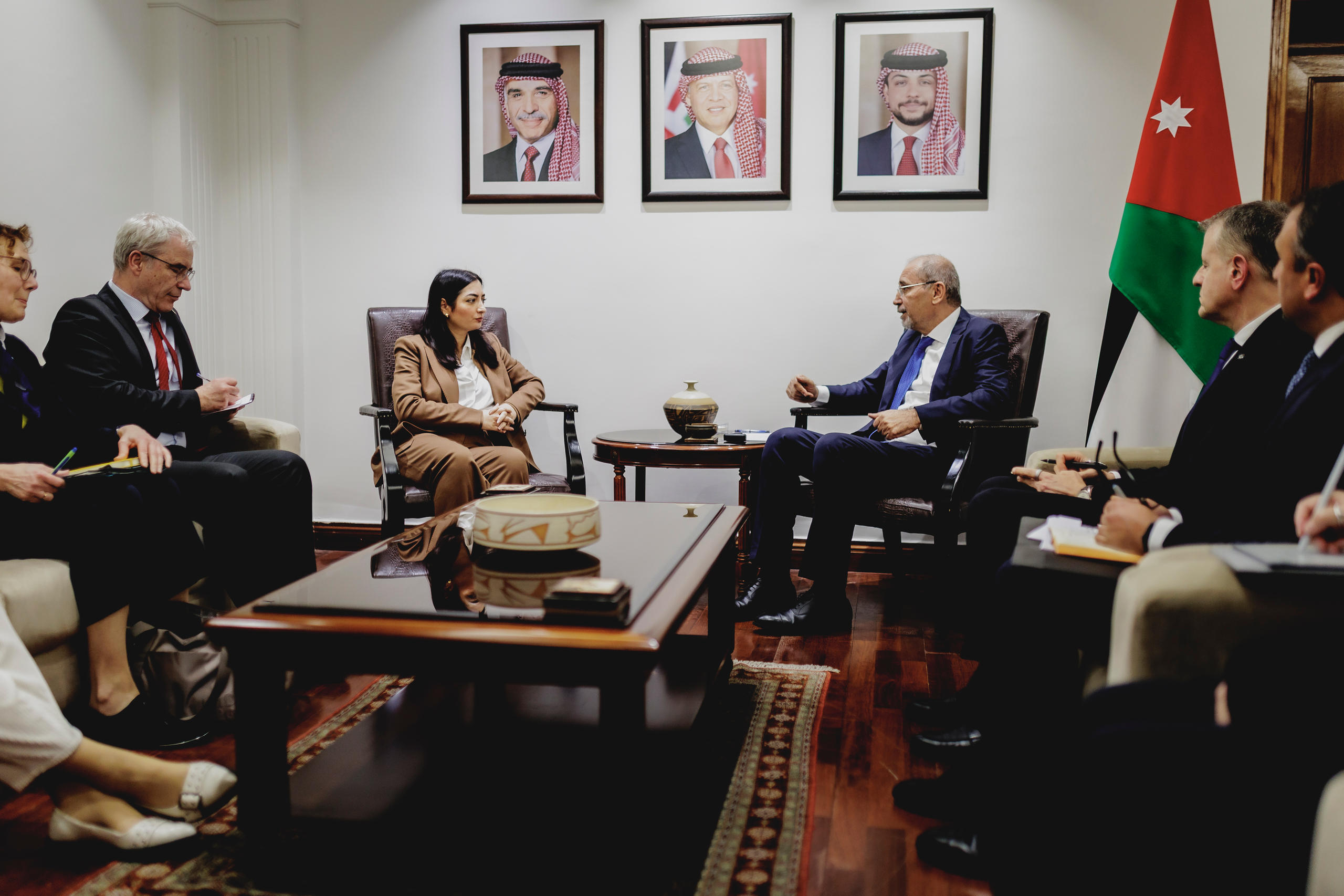 Alabali Radovan mit Regierungsvertretern in Jordanien