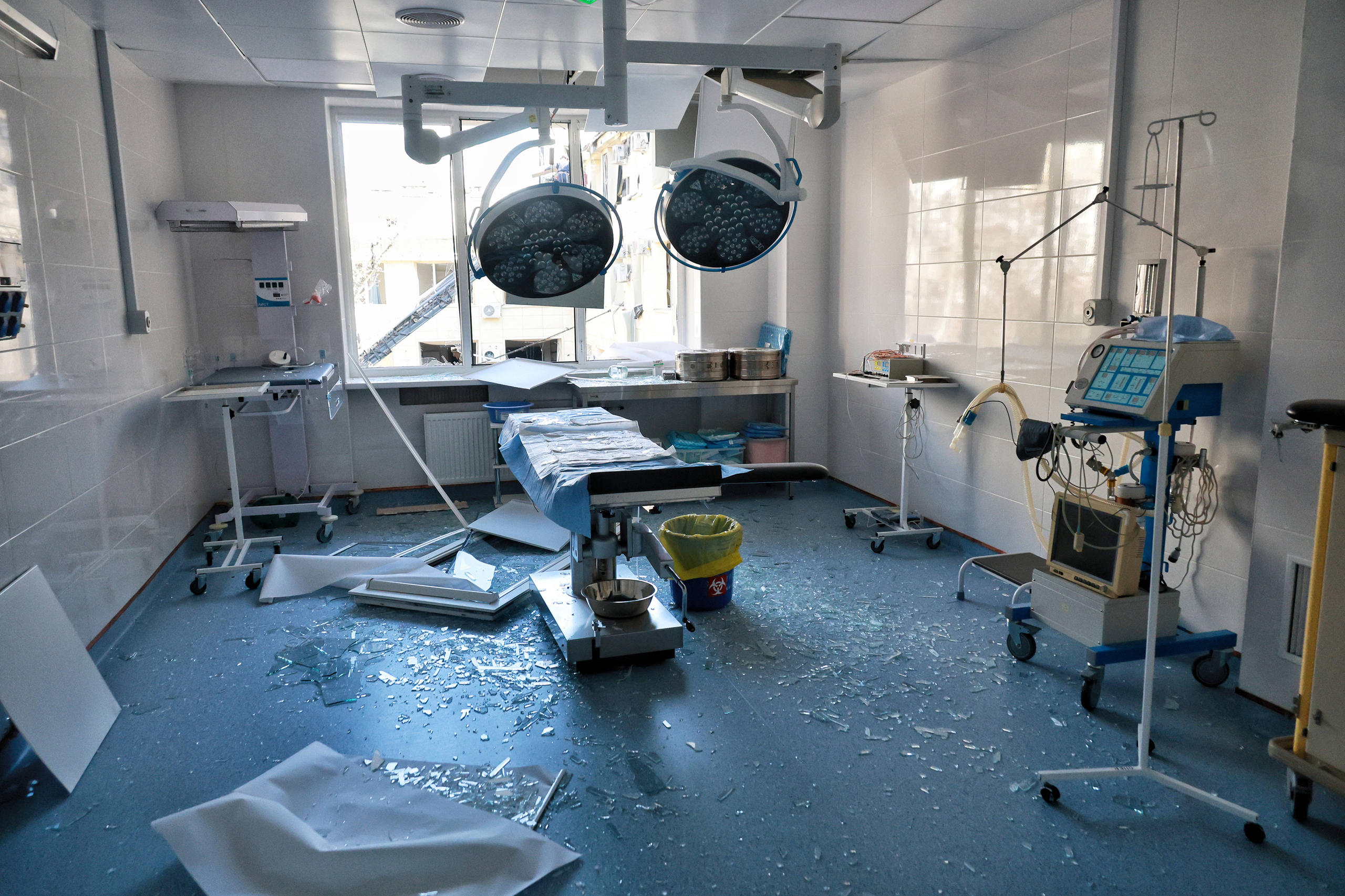 In einem Krankenhaus liegen Glasscherben auf der Behandlungsliege.