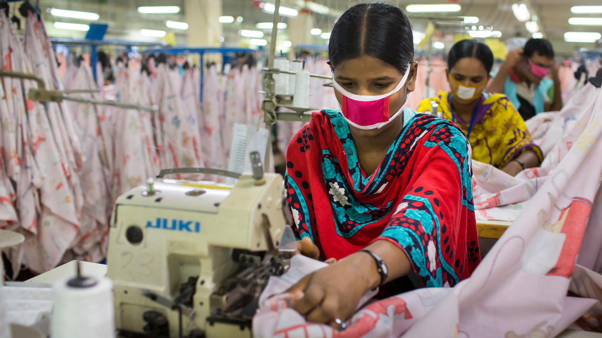 Arbeiterinnen der Textilfabrik Zaber und Zubair Fabrics Ltd. in Tongi, Bangladesch