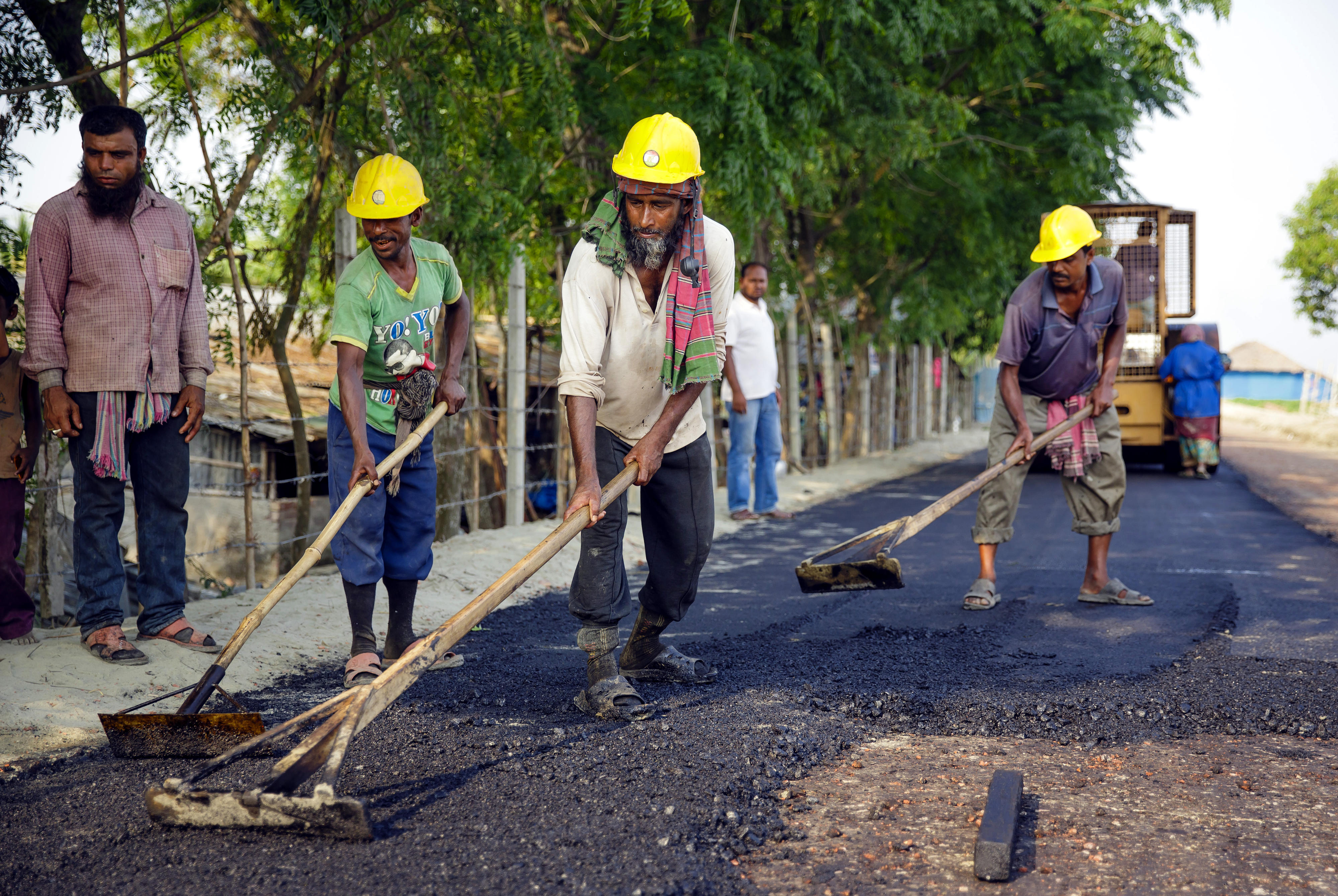 Arbeiter beim Bau einer neuen Dammstraße in Khulna