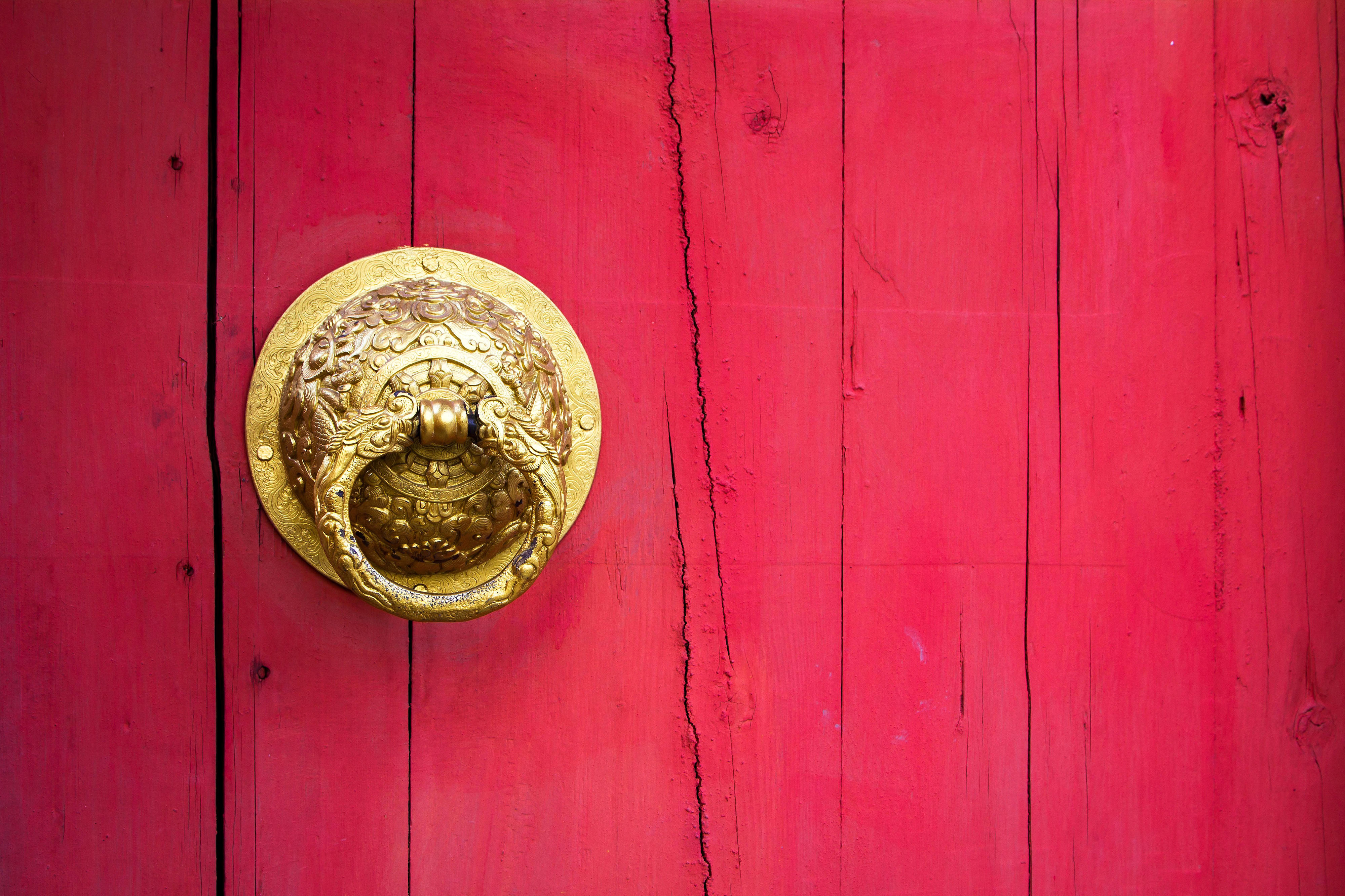 Tür mit goldenem Türgriff in Drachenform