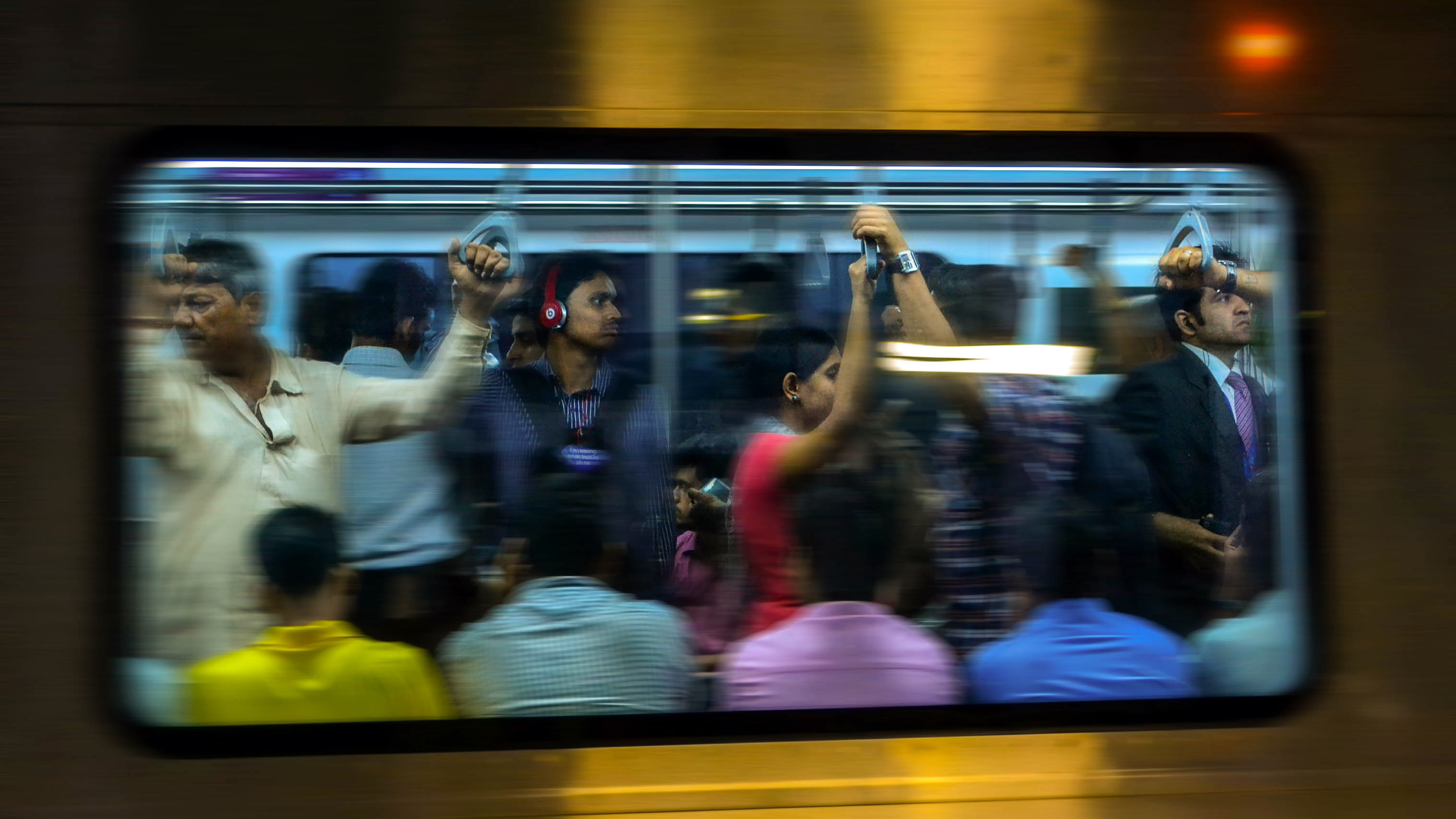 Pendler in der U-Bahn in Mumbai, Indien